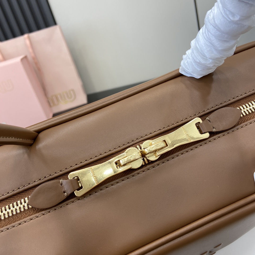 The p2000 MIU MIU original briefcase is a complete fusion of fashion and classic Beau handbags are made of soft and smooth leather gilded hardware and other exquisite details stand out Embossed letter logo highlights the classic styleLeather handles are suitable for use as a tote bag or shoulder bagGilded hardwareFront embossed letter logoZipper bag openingCotton satin liningDouble zipper pocketsModel Number: 5bb1175bb163Dimensions: 34 (L) x 23 (H) x 12cm (Thickness) Color: Brown Full Leather/-High Faux Factory