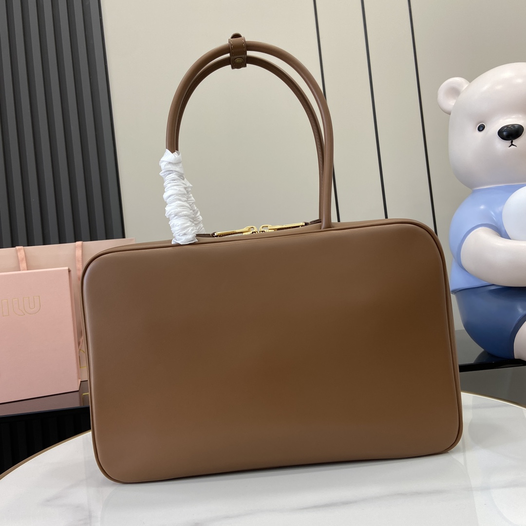 The p2000 MIU MIU original briefcase is a complete fusion of fashion and classic Beau handbags are made of soft and smooth leather gilded hardware and other exquisite details stand out Embossed letter logo highlights the classic styleLeather handles are suitable for use as a tote bag or shoulder bagGilded hardwareFront embossed letter logoZipper bag openingCotton satin liningDouble zipper pocketsModel Number: 5bb1175bb163Dimensions: 34 (L) x 23 (H) x 12cm (Thickness) Color: Brown Full Leather/-High Faux Factory