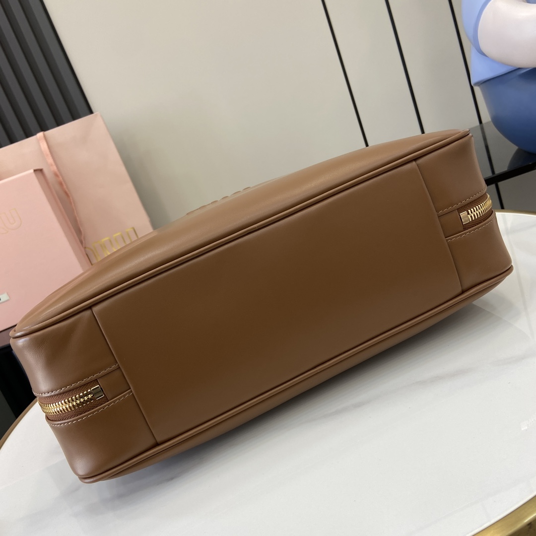 The p2000 MIU MIU original briefcase is a complete fusion of fashion and classic Beau handbags are made of soft and smooth leather gilded hardware and other exquisite details stand out Embossed letter logo highlights the classic styleLeather handles are suitable for use as a tote bag or shoulder bagGilded hardwareFront embossed letter logoZipper bag openingCotton satin liningDouble zipper pocketsModel Number: 5bb1175bb163Dimensions: 34 (L) x 23 (H) x 12cm (Thickness) Color: Brown Full Leather/-High Faux Factory