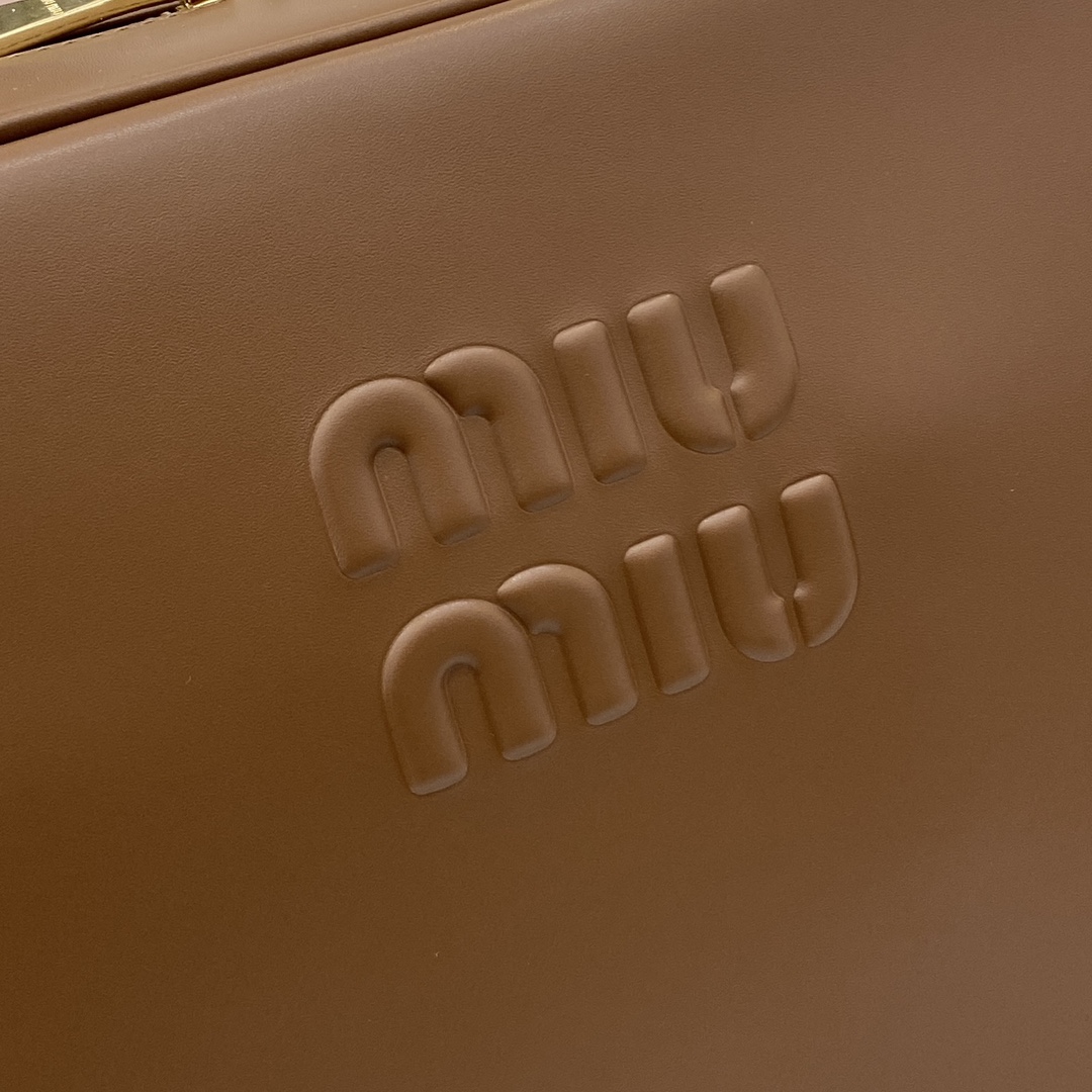 The p2000 MIU MIU original briefcase is a complete fusion of fashion and classic Beau handbags are made of soft and smooth leather gilded hardware and other exquisite details stand out Embossed letter logo highlights the classic styleLeather handles are suitable for use as a tote bag or shoulder bagGilded hardwareFront embossed letter logoZipper bag openingCotton satin liningDouble zipper pocketsModel Number: 5bb1175bb163Dimensions: 34 (L) x 23 (H) x 12cm (Thickness) Color: Brown Full Leather/-High Faux Factory