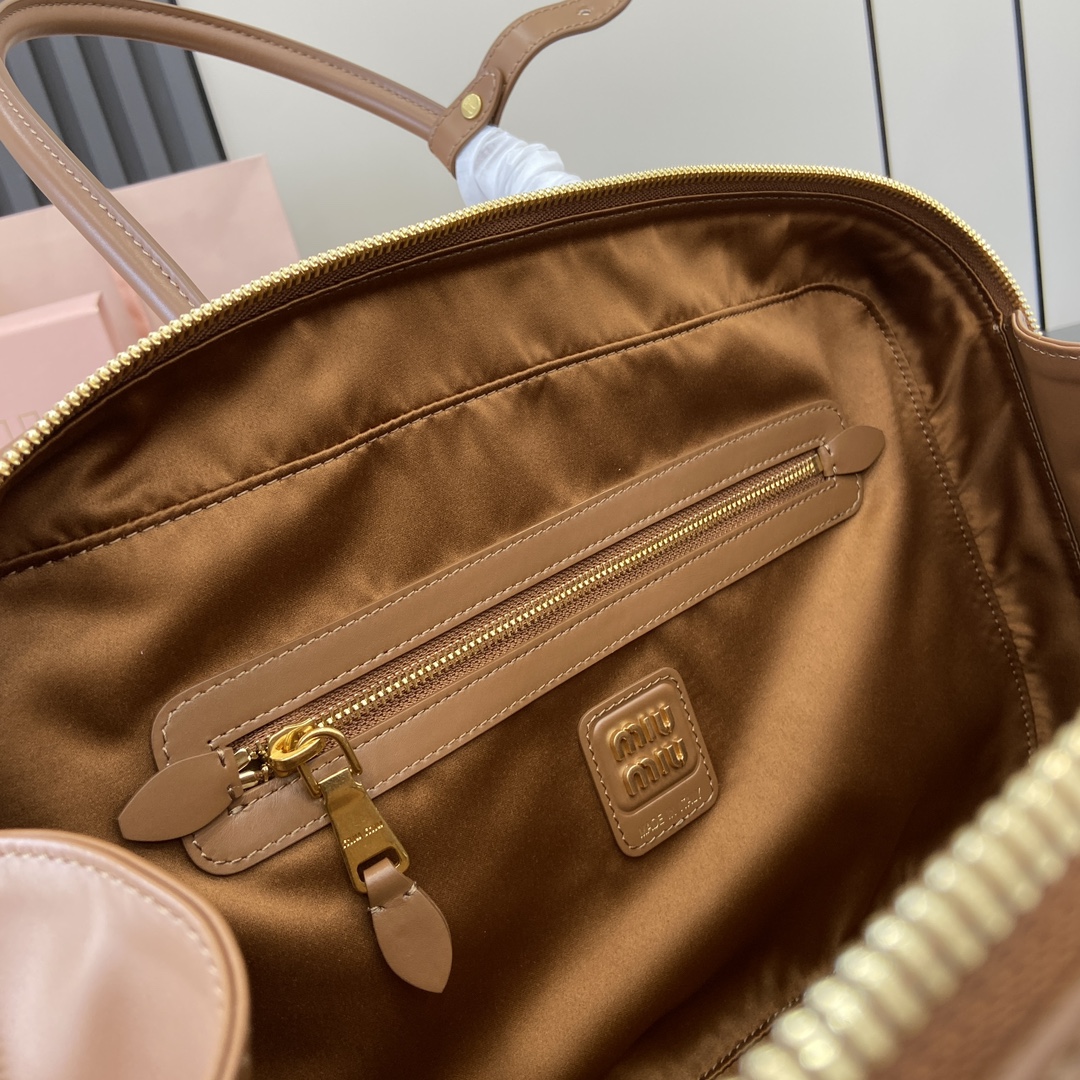 The p2000 MIU MIU original briefcase is a complete fusion of fashion and classic Beau handbags are made of soft and smooth leather gilded hardware and other exquisite details stand out Embossed letter logo highlights the classic styleLeather handles are suitable for use as a tote bag or shoulder bagGilded hardwareFront embossed letter logoZipper bag openingCotton satin liningDouble zipper pocketsModel Number: 5bb1175bb163Dimensions: 34 (L) x 23 (H) x 12cm (Thickness) Color: Brown Full Leather/-High Faux Factory
