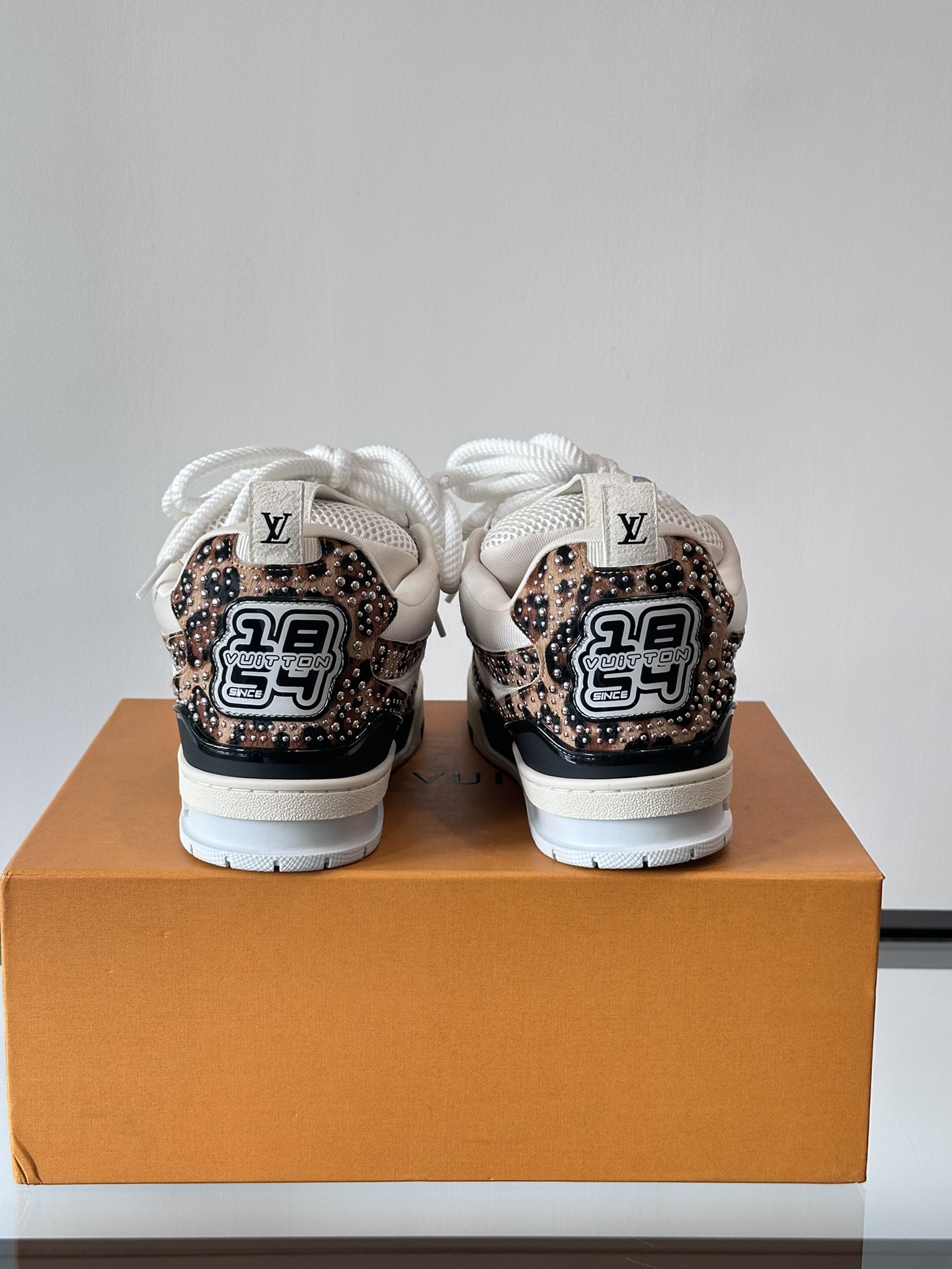 LV new color 👫 couple models trainer sneakers this section of the LV Trainer sneakers taken from soft grained calfskin present pure tone rear #54 logo traces the birth of the brand in 1854 designer handwriting brand logo embellished side virgil abloh personally manipulation design very memorable value of a sneaker new! lv louis vuitton louis vuitton trainer sneaker low casual sports culture versatile basketball boardshorts P960 yuan Size: 38-46