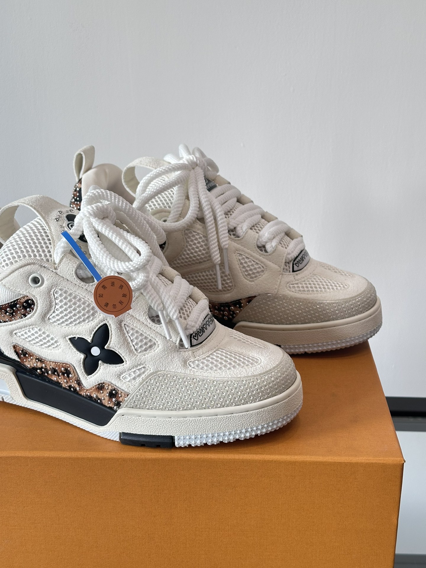 LV new color 👫 couple models trainer sneakers this section of the LV Trainer sneakers taken from soft grained calfskin present pure tone rear #54 logo traces the birth of the brand in 1854 designer handwriting brand logo embellished side virgil abloh personally manipulation design very memorable value of a sneaker new! lv louis vuitton louis vuitton trainer sneaker low casual sports culture versatile basketball boardshorts P960 yuan Size: 38-46