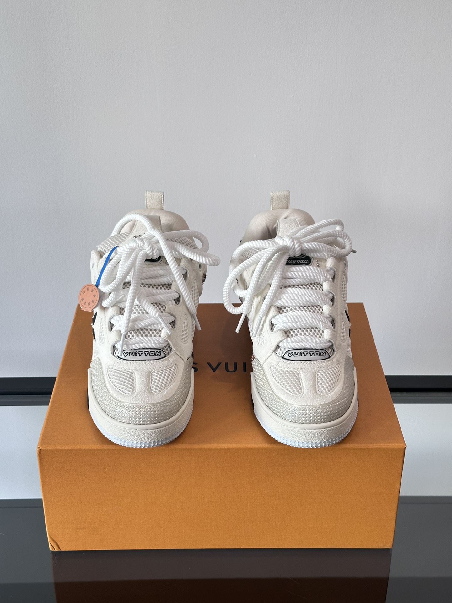 LV new color 👫 couple models trainer sneakers this section of the LV Trainer sneakers taken from soft grained calfskin present pure tone rear #54 logo traces the birth of the brand in 1854 designer handwriting brand logo embellished side virgil abloh personally manipulation design very memorable value of a sneaker new! lv louis vuitton louis vuitton trainer sneaker low casual sports culture versatile basketball boardshorts P960 yuan Size: 38-46