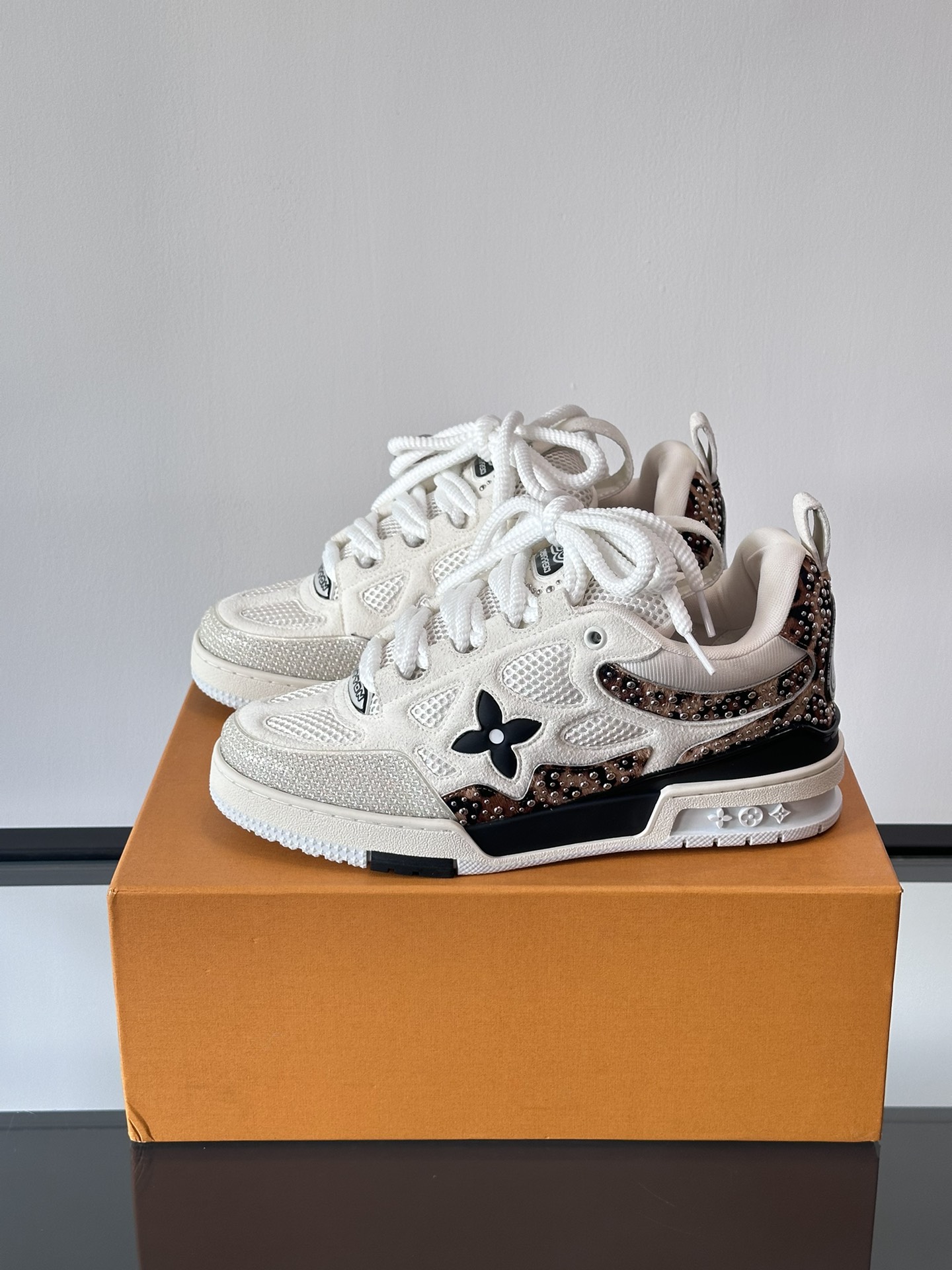 LV new color 👫 couple models trainer sneakers this section of the LV Trainer sneakers taken from soft grained calfskin present pure tone rear #54 logo traces the birth of the brand in 1854 designer handwriting brand logo embellished side virgil abloh personally manipulation design very memorable value of a sneaker new! lv louis vuitton louis vuitton trainer sneaker low casual sports culture versatile basketball boardshorts P960 yuan Size: 38-46