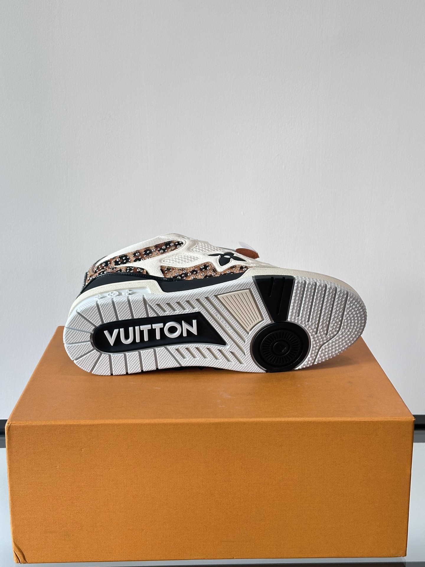 LV new color 👫 couple models trainer sneakers this section of the LV Trainer sneakers taken from soft grained calfskin present pure tone rear #54 logo traces the birth of the brand in 1854 designer handwriting brand logo embellished side virgil abloh personally manipulation design very memorable value of a sneaker new! lv louis vuitton louis vuitton trainer sneaker low casual sports culture versatile basketball boardshorts P960 yuan Size: 38-46