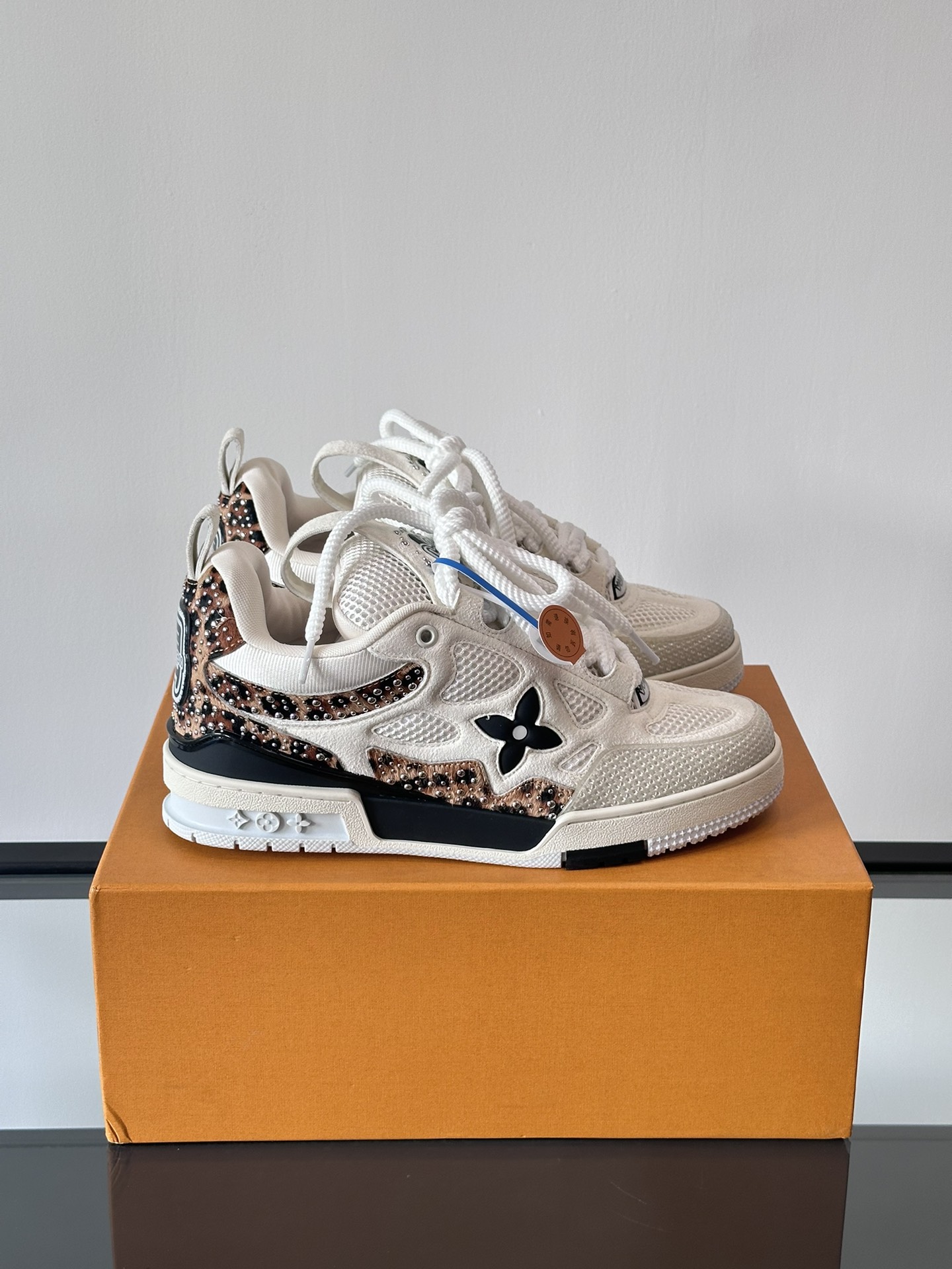 LV new color 👫 couple models trainer sneakers this section of the LV Trainer sneakers taken from soft grained calfskin present pure tone rear #54 logo traces the birth of the brand in 1854 designer handwriting brand logo embellished side virgil abloh personally manipulation design very memorable value of a sneaker new! lv louis vuitton louis vuitton trainer sneaker low casual sports culture versatile basketball boardshorts P960 yuan Size: 38-46
