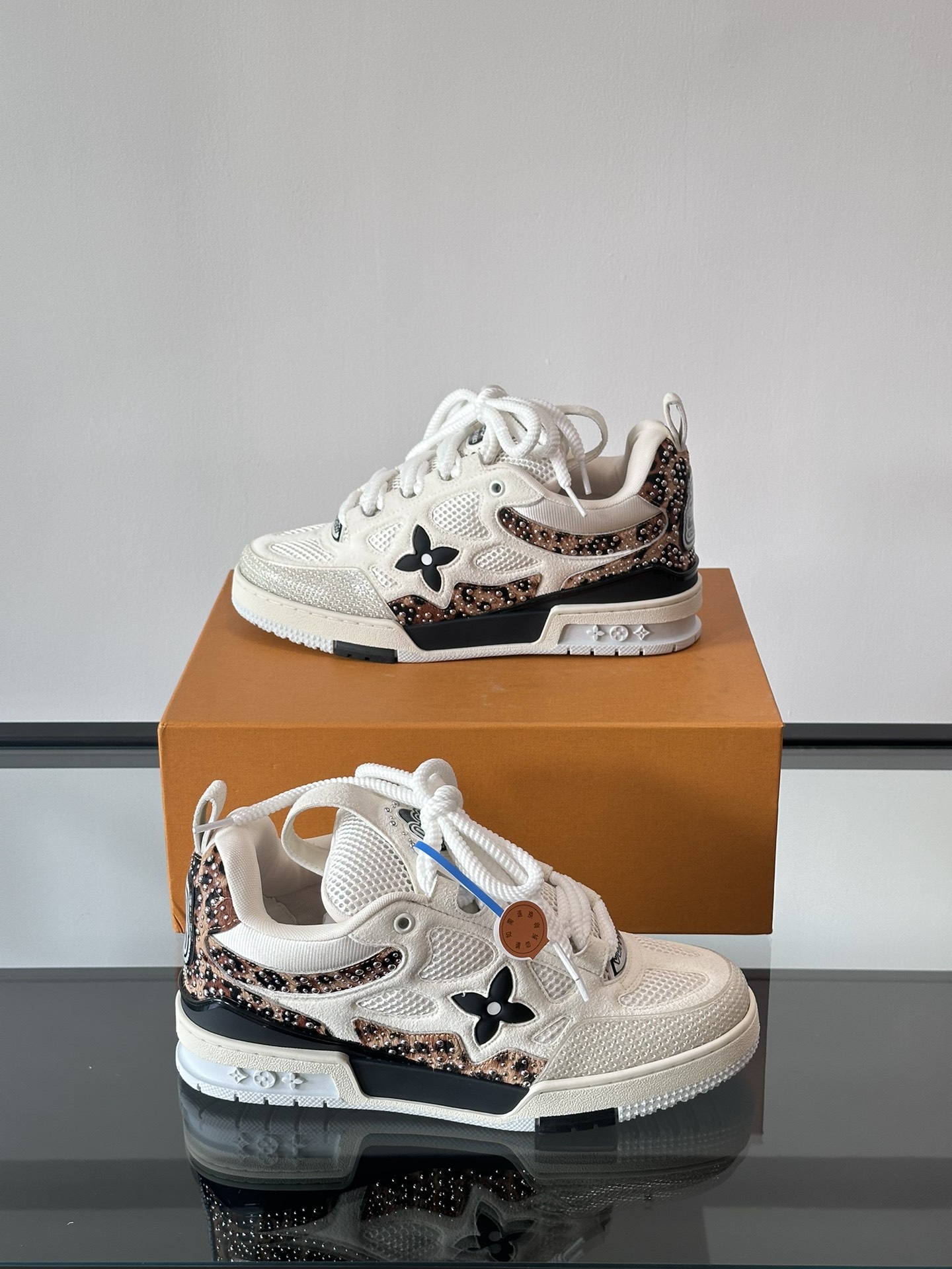 LV new color 👫 couple models trainer sneakers this section of the LV Trainer sneakers taken from soft grained calfskin present pure tone rear #54 logo traces the birth of the brand in 1854 designer handwriting brand logo embellished side virgil abloh personally manipulation design very memorable value of a sneaker new! lv louis vuitton louis vuitton trainer sneaker low casual sports culture versatile basketball boardshorts P960 yuan Size: 38-46