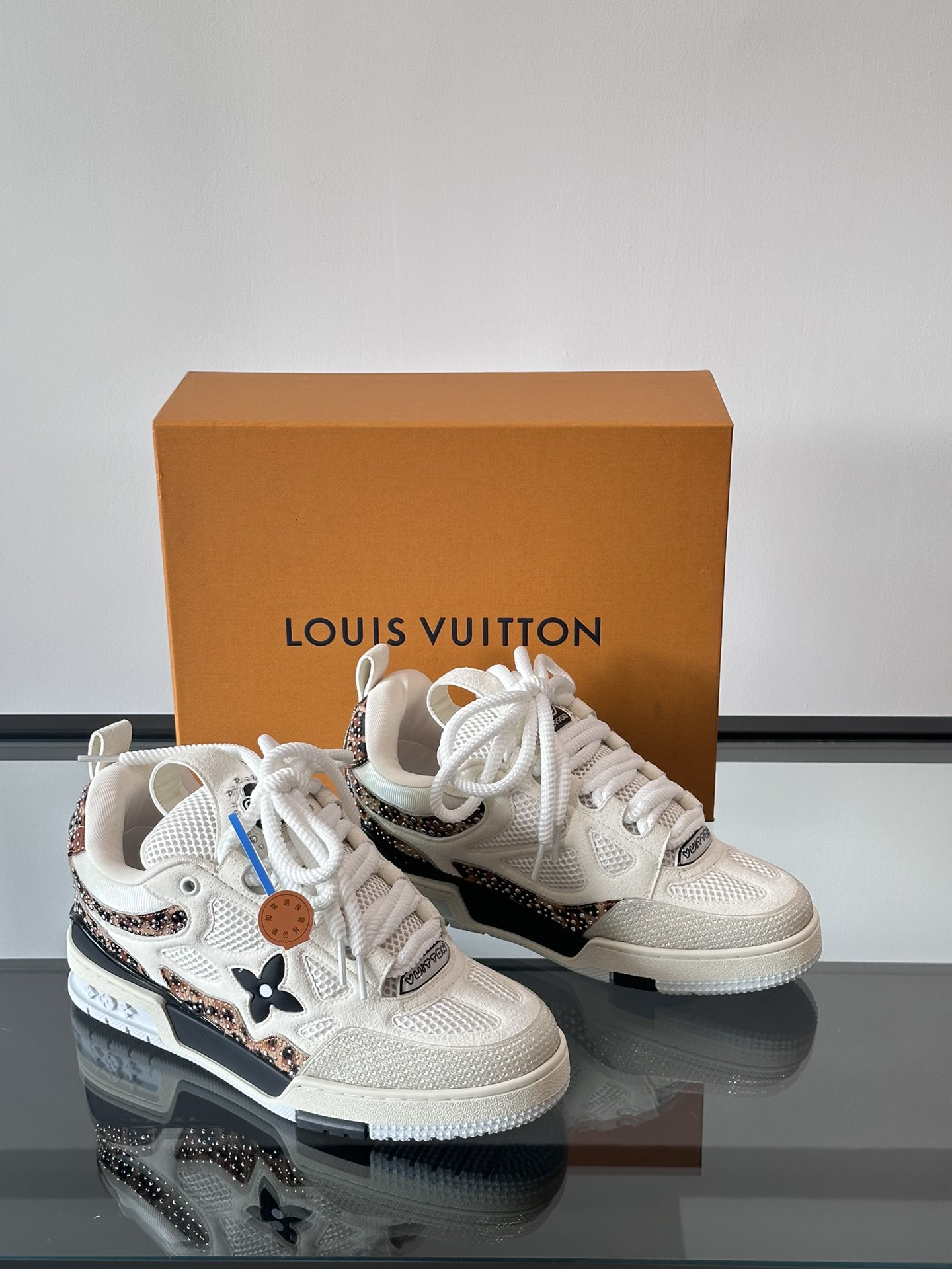 LV new color 👫 couple models trainer sneakers this section of the LV Trainer sneakers taken from soft grained calfskin present pure tone rear #54 logo traces the birth of the brand in 1854 designer handwriting brand logo embellished side virgil abloh personally manipulation design very memorable value of a sneaker new! lv louis vuitton louis vuitton trainer sneaker low casual sports culture versatile basketball boardshorts P960 yuan Size: 38-46