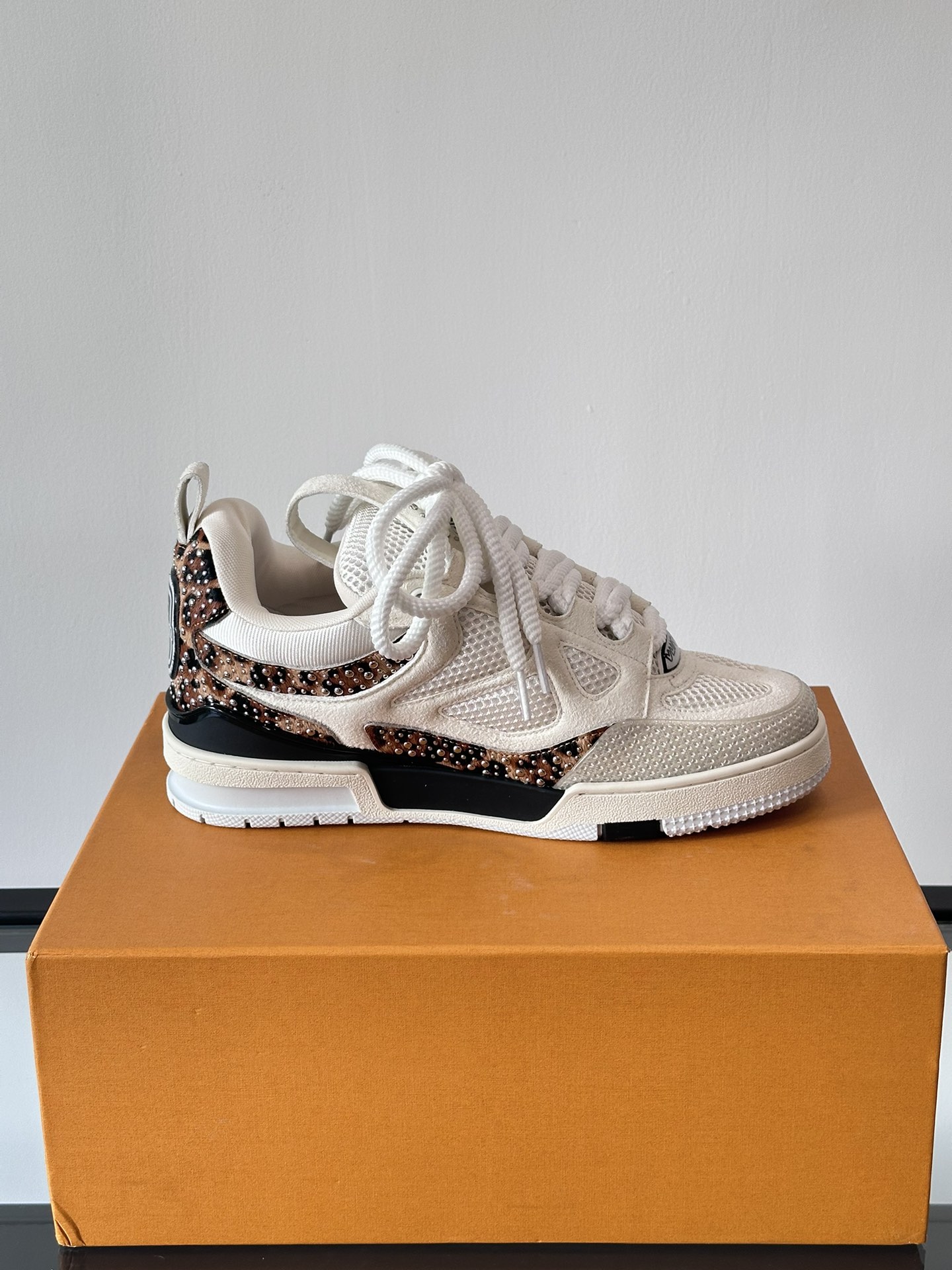 LV new color 👫 couple models trainer sneakers this section of the LV Trainer sneakers taken from soft grained calfskin present pure tone rear #54 logo traces the birth of the brand in 1854 designer handwriting brand logo embellished side virgil abloh personally manipulation design very memorable value of a sneaker new! lv louis vuitton louis vuitton trainer sneaker low casual sports culture versatile basketball boardshorts P960 yuan Size: 38-46