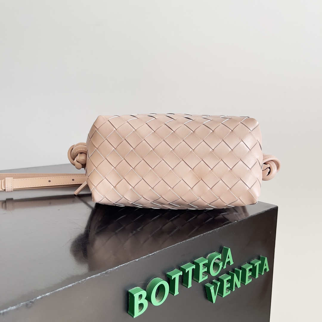 BOTTEGA VENETA 2024loop is here! Like bv home girls many have owned the loop this bag it simple appearance classic weaving small lightweight bag type this innovation continues the "camera bag" shape unlike the traditional loop can only crossbody bag after this innovation can be handheld can also be crossbody on the concave styling and daily needs of the two-way to meet the oversized loop buckle! Can be folded handbags can also be used as a handle summer heat ☀️ usually reduces people's desire to have a lightweight bag will greatly enhance the sense of well-being on the trip 🫧 Model No.: 796615 Size: 19 * 12 * 9cm-High-fashion Factory
