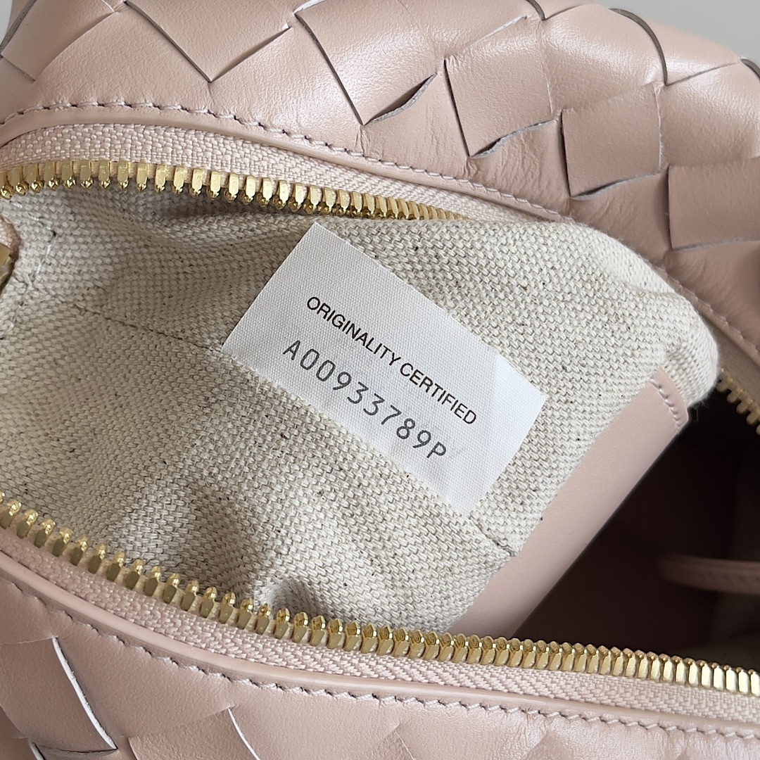 BOTTEGA VENETA 2024loop is here! Like bv home girls many have owned the loop this bag it simple appearance classic weaving small lightweight bag type this innovation continues the "camera bag" shape unlike the traditional loop can only crossbody bag after this innovation can be handheld can also be crossbody on the concave styling and daily needs of the two-way to meet the oversized loop buckle! Can be folded handbags can also be used as a handle summer heat ☀️ usually reduces people's desire to have a lightweight bag will greatly enhance the sense of well-being on the trip 🫧 Model No.: 796615 Size: 19 * 12 * 9cm-High-fashion Factory