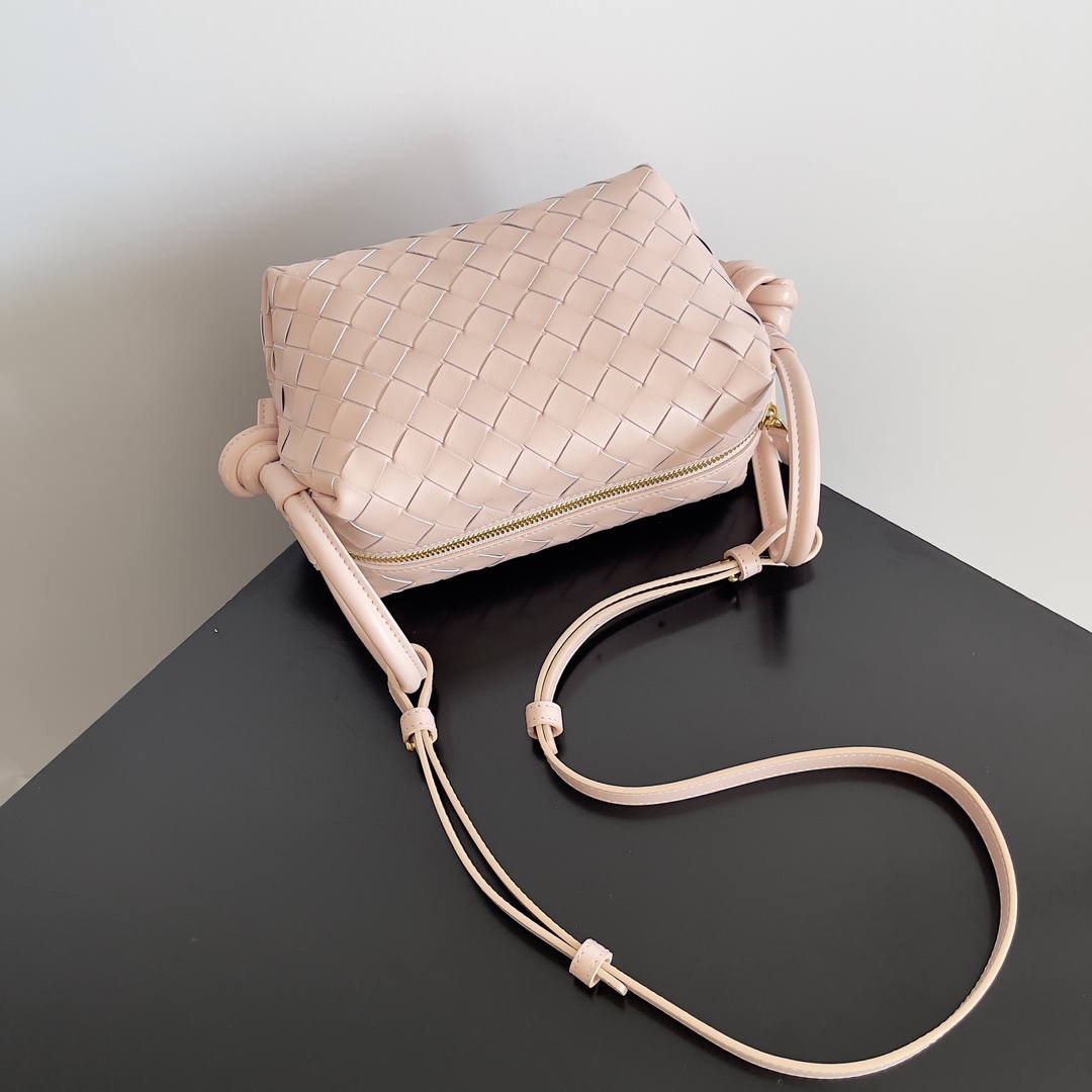 BOTTEGA VENETA 2024loop is here! Like bv home girls many have owned the loop this bag it simple appearance classic weaving small lightweight bag type this innovation continues the "camera bag" shape unlike the traditional loop can only crossbody bag after this innovation can be handheld can also be crossbody on the concave styling and daily needs of the two-way to meet the oversized loop buckle! Can be folded handbags can also be used as a handle summer heat ☀️ usually reduces people's desire to have a lightweight bag will greatly enhance the sense of well-being on the trip 🫧 Model No.: 796615 Size: 19 * 12 * 9cm-High-fashion Factory