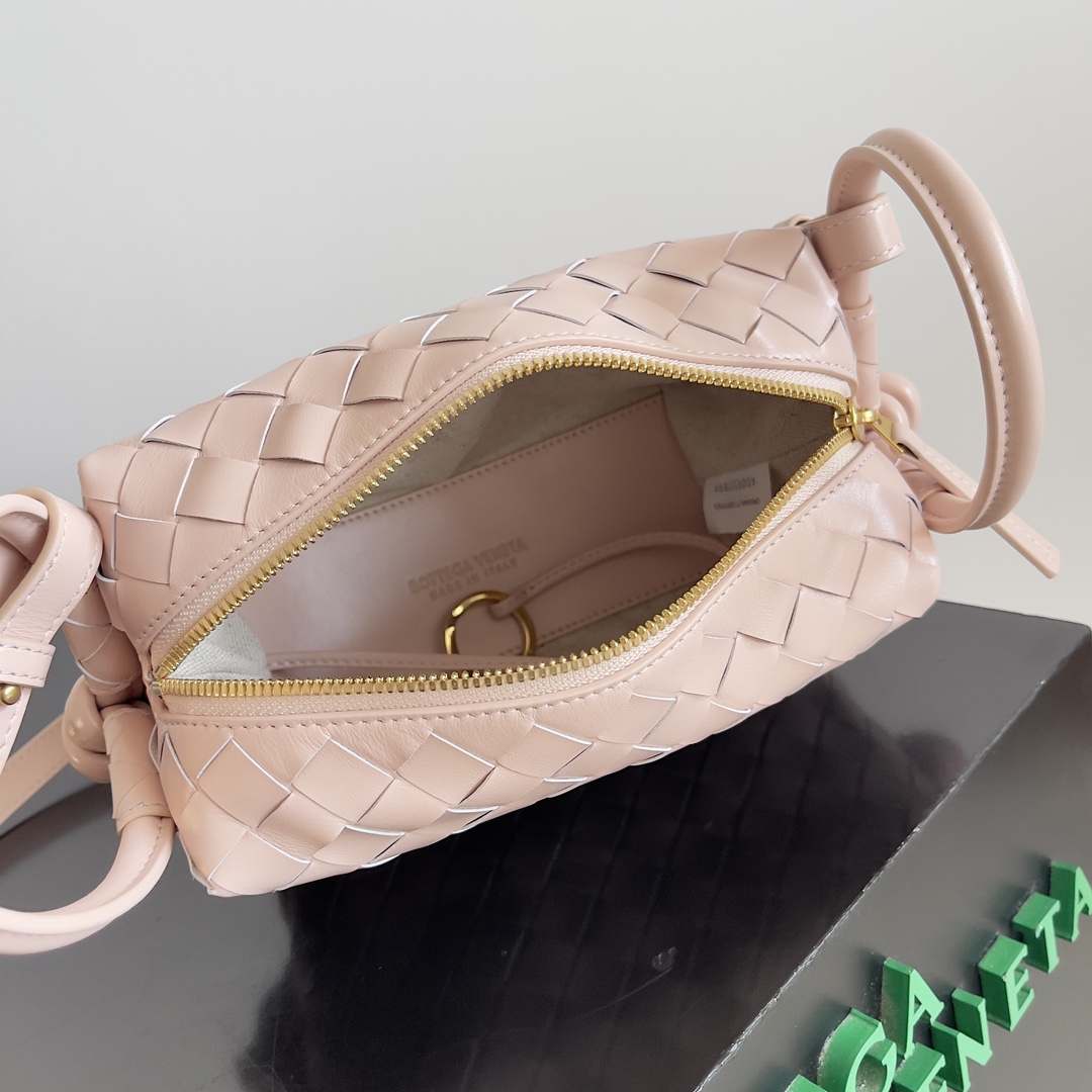 BOTTEGA VENETA 2024loop is here! Like bv home girls many have owned the loop this bag it simple appearance classic weaving small lightweight bag type this innovation continues the "camera bag" shape unlike the traditional loop can only crossbody bag after this innovation can be handheld can also be crossbody on the concave styling and daily needs of the two-way to meet the oversized loop buckle! Can be folded handbags can also be used as a handle summer heat ☀️ usually reduces people's desire to have a lightweight bag will greatly enhance the sense of well-being on the trip 🫧 Model No.: 796615 Size: 19 * 12 * 9cm-High-fashion Factory