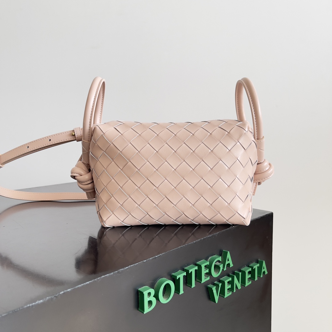 BOTTEGA VENETA 2024loop is here! Like bv home girls many have owned the loop this bag it simple appearance classic weaving small lightweight bag type this innovation continues the "camera bag" shape unlike the traditional loop can only crossbody bag after this innovation can be handheld can also be crossbody on the concave styling and daily needs of the two-way to meet the oversized loop buckle! Can be folded handbags can also be used as a handle summer heat ☀️ usually reduces people's desire to have a lightweight bag will greatly enhance the sense of well-being on the trip 🫧 Model No.: 796615 Size: 19 * 12 * 9cm-High-fashion Factory