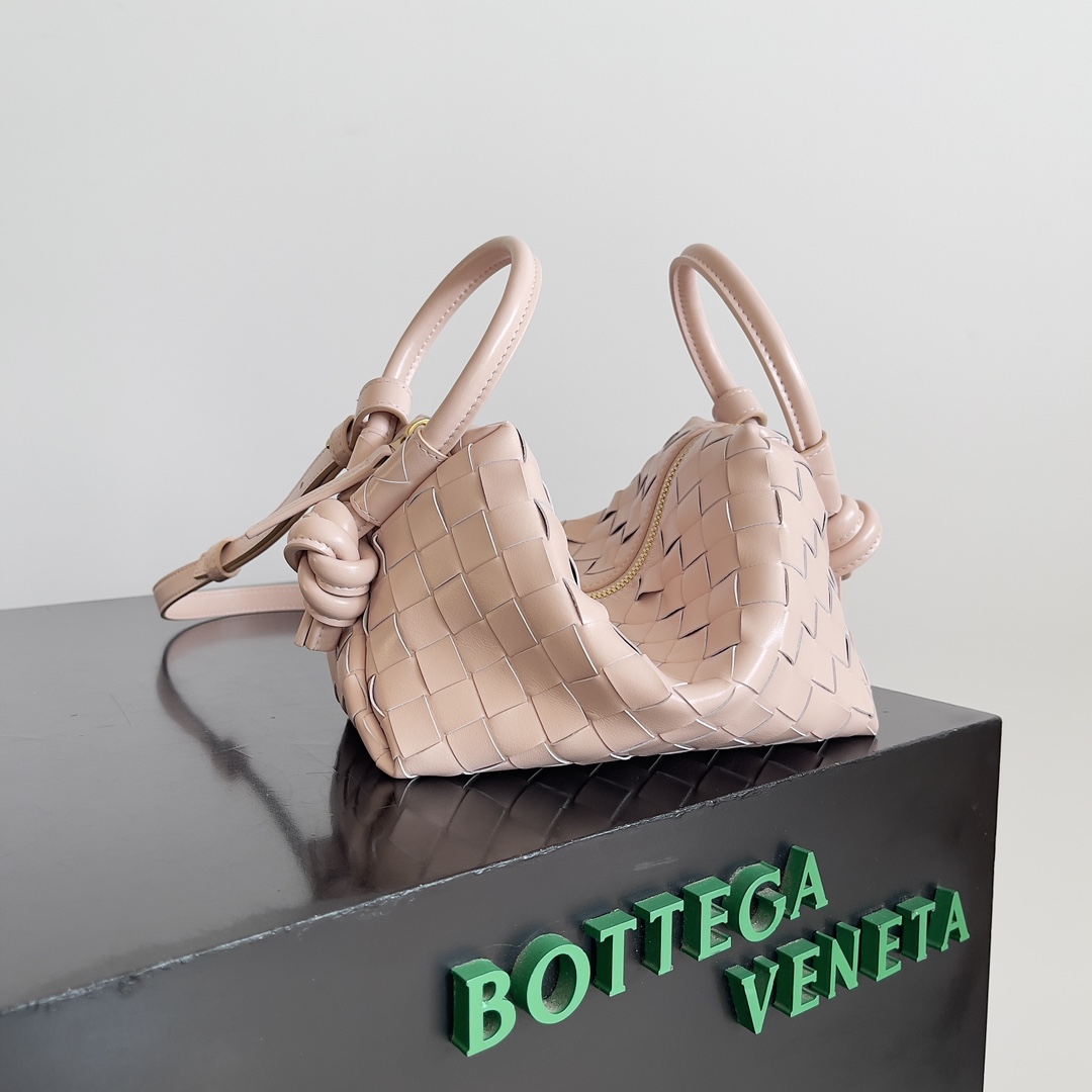 BOTTEGA VENETA 2024loop is here! Like bv home girls many have owned the loop this bag it simple appearance classic weaving small lightweight bag type this innovation continues the "camera bag" shape unlike the traditional loop can only crossbody bag after this innovation can be handheld can also be crossbody on the concave styling and daily needs of the two-way to meet the oversized loop buckle! Can be folded handbags can also be used as a handle summer heat ☀️ usually reduces people's desire to have a lightweight bag will greatly enhance the sense of well-being on the trip 🫧 Model No.: 796615 Size: 19 * 12 * 9cm-High-fashion Factory