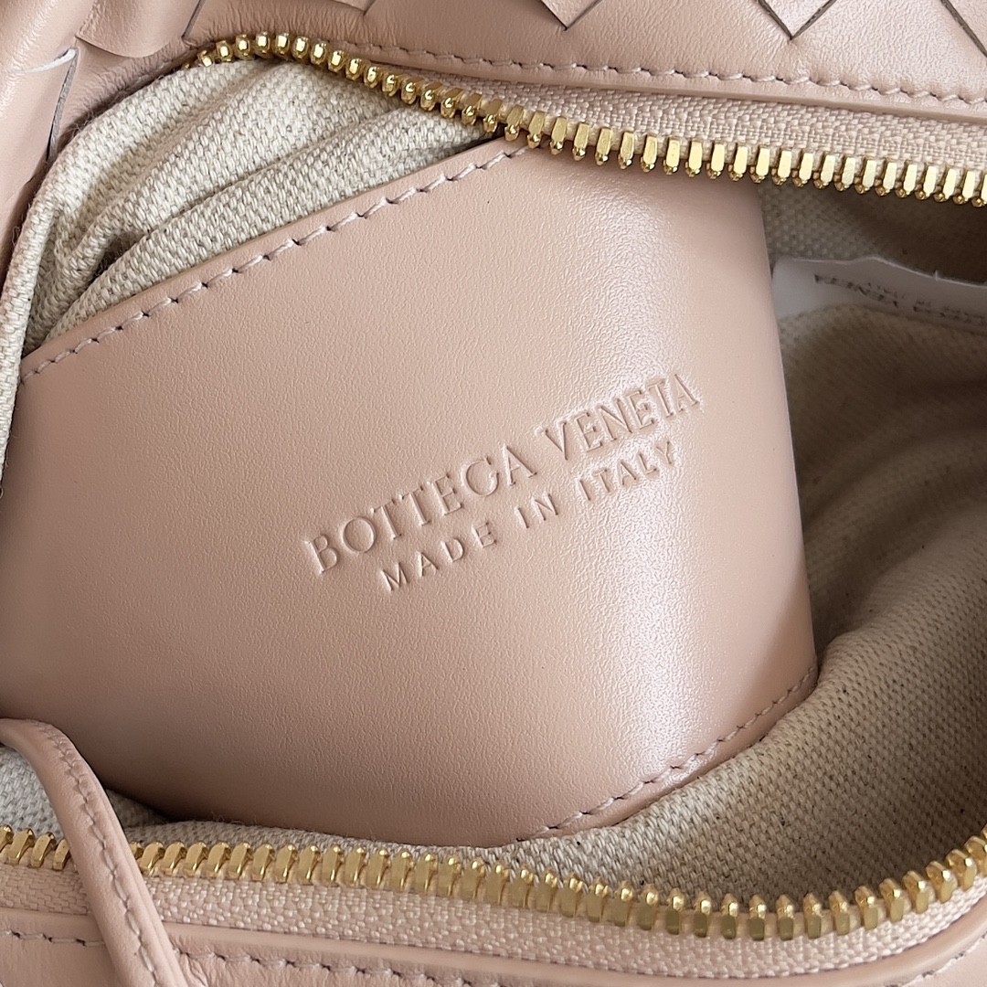 BOTTEGA VENETA 2024loop is here! Like bv home girls many have owned the loop this bag it simple appearance classic weaving small lightweight bag type this innovation continues the "camera bag" shape unlike the traditional loop can only crossbody bag after this innovation can be handheld can also be crossbody on the concave styling and daily needs of the two-way to meet the oversized loop buckle! Can be folded handbags can also be used as a handle summer heat ☀️ usually reduces people's desire to have a lightweight bag will greatly enhance the sense of well-being on the trip 🫧 Model No.: 796615 Size: 19 * 12 * 9cm-High-fashion Factory