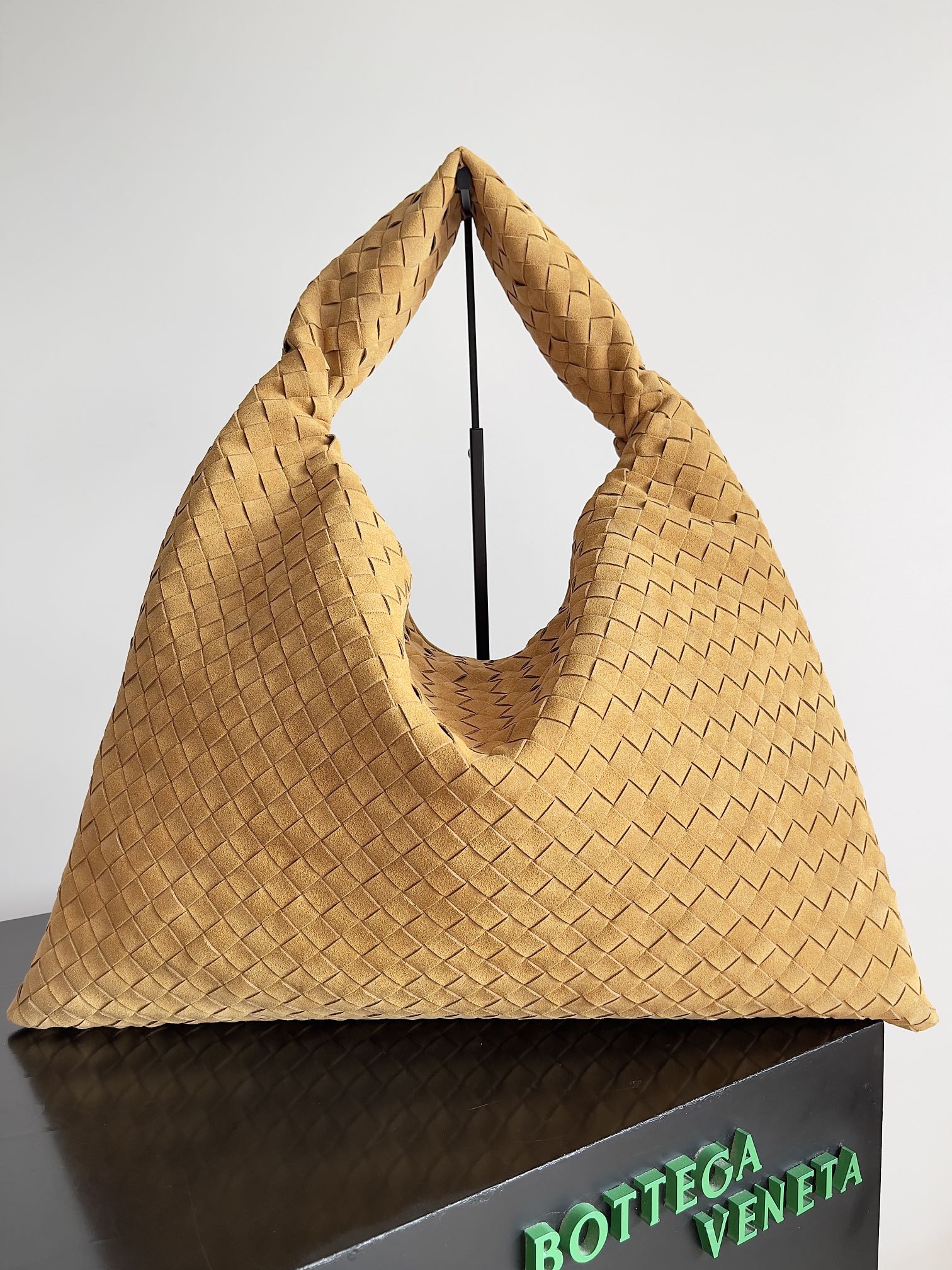 Recently seems to be BV's this bag screen ~ the new Hop really do not too beautiful overall body without stitching body and handles made of a sheet of leather embodies the style and essence of Bottega Veneta really represents the craftsmanship and creativity large size on the body is very loose sense of lethargy sense of large bag enthusiasts into the end of the absolute no regrets Model No.: 763970 Size: 53 * 24 * 13-high-fashion Factory