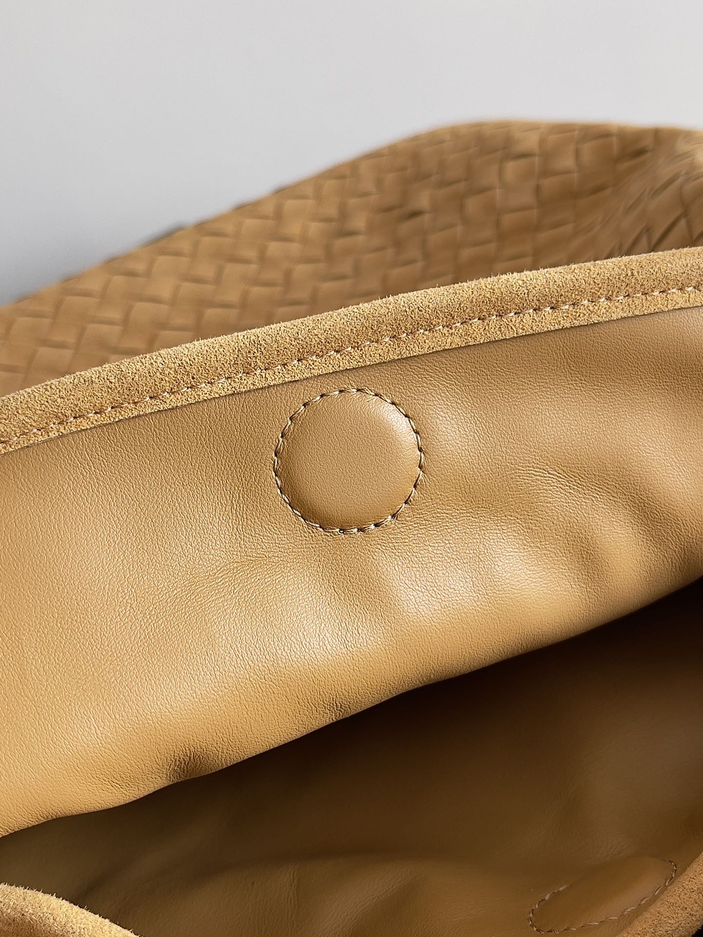 Recently seems to be BV's this bag screen ~ the new Hop really do not too beautiful overall body without stitching body and handles made of a sheet of leather embodies the style and essence of Bottega Veneta really represents the craftsmanship and creativity large size on the body is very loose sense of lethargy sense of large bag enthusiasts into the end of the absolute no regrets Model No.: 763970 Size: 53 * 24 * 13-high-fashion Factory