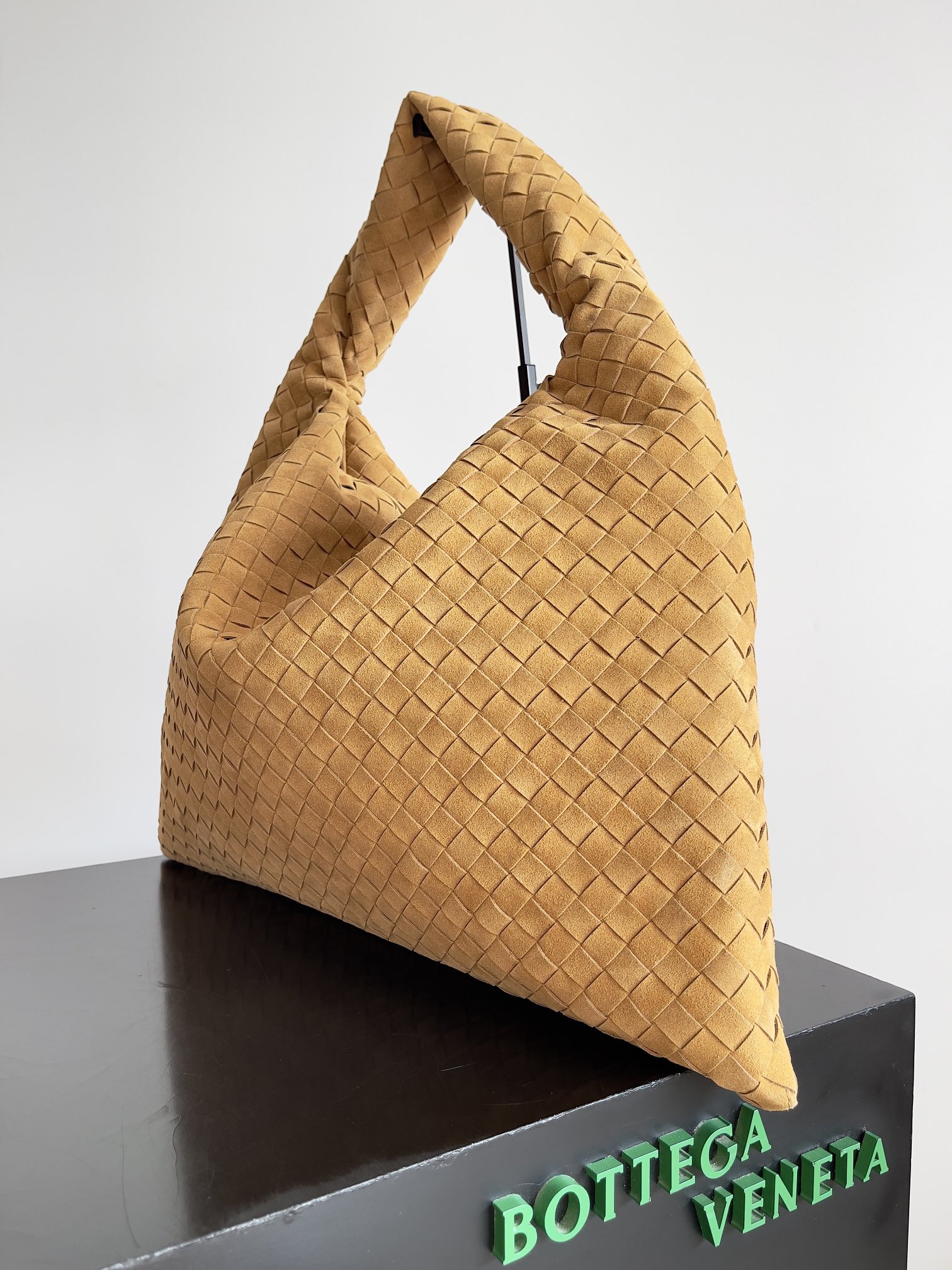 Recently seems to be BV's this bag screen ~ the new Hop really do not too beautiful overall body without stitching body and handles made of a sheet of leather embodies the style and essence of Bottega Veneta really represents the craftsmanship and creativity large size on the body is very loose sense of lethargy sense of large bag enthusiasts into the end of the absolute no regrets Model No.: 763970 Size: 53 * 24 * 13-high-fashion Factory