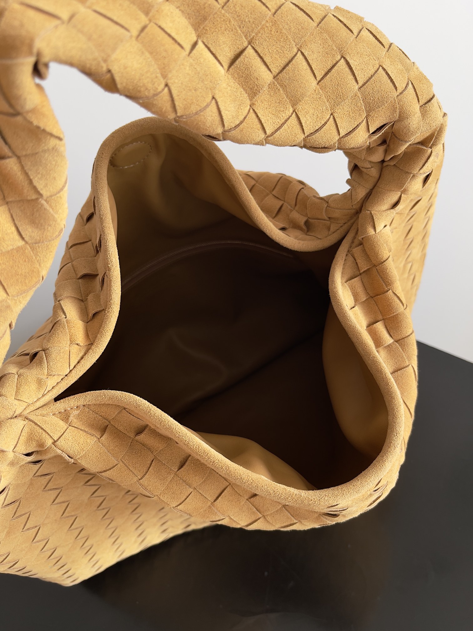 Recently seems to be BV's this bag screen ~ the new Hop really do not too beautiful overall body without stitching body and handles made of a sheet of leather embodies the style and essence of Bottega Veneta really represents the craftsmanship and creativity large size on the body is very loose sense of lethargy sense of large bag enthusiasts into the end of the absolute no regrets Model No.: 763970 Size: 53 * 24 * 13-high-fashion Factory