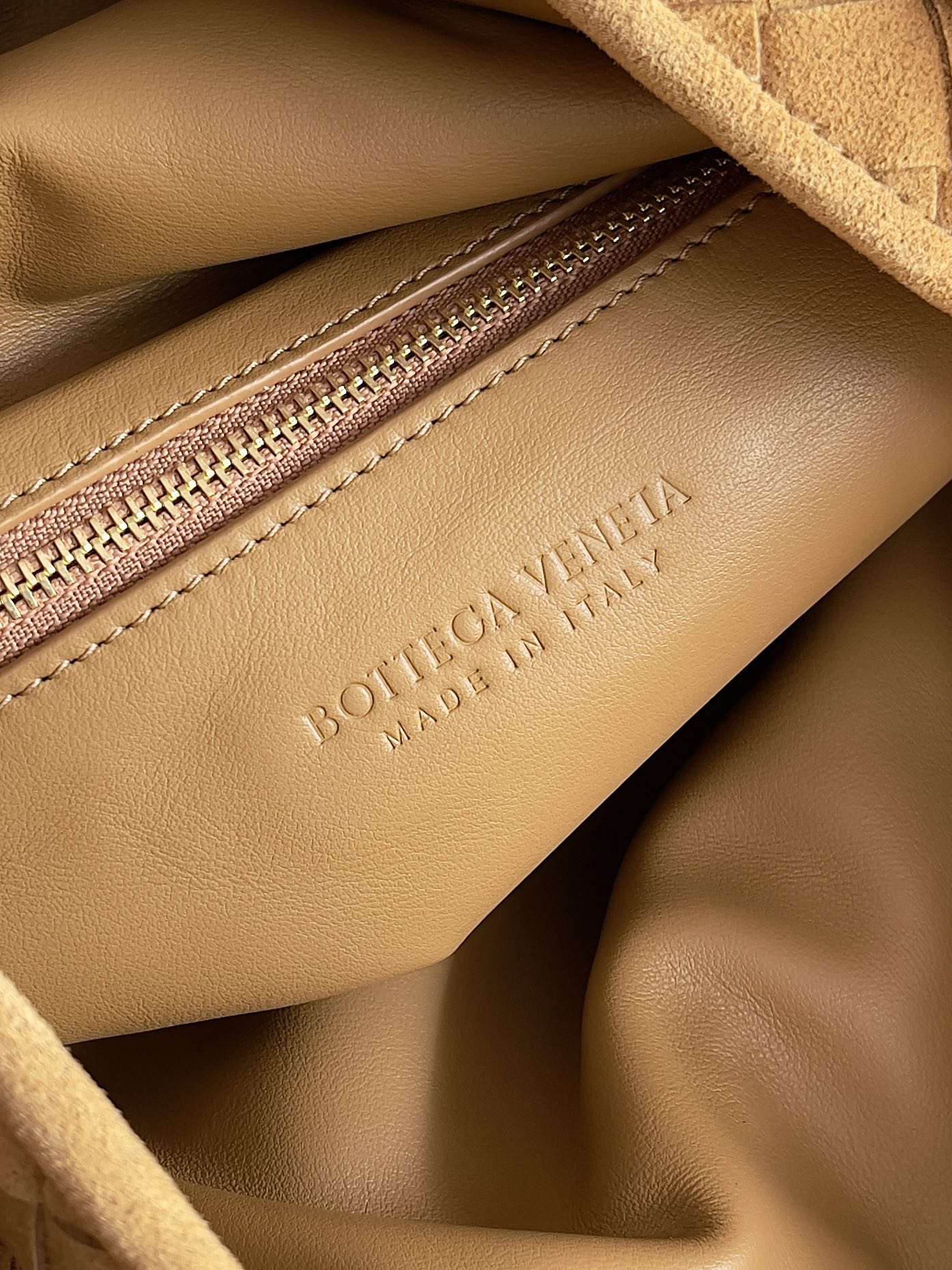 Recently seems to be BV's this bag screen ~ the new Hop really do not too beautiful overall body without stitching body and handles made of a sheet of leather embodies the style and essence of Bottega Veneta really represents the craftsmanship and creativity large size on the body is very loose sense of lethargy sense of large bag enthusiasts into the end of the absolute no regrets Model No.: 763970 Size: 53 * 24 * 13-high-fashion Factory