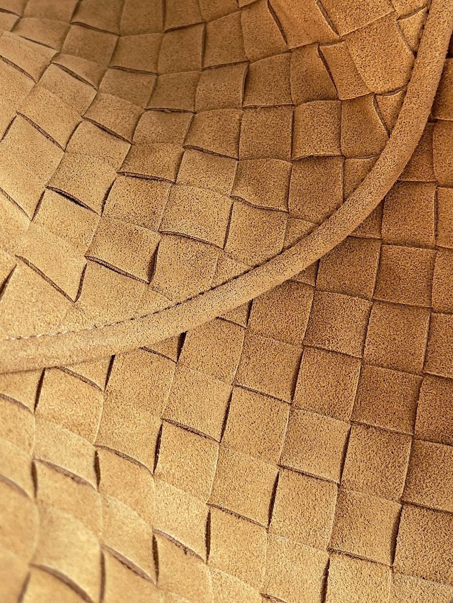 Recently seems to be BV's this bag screen ~ the new Hop really do not too beautiful overall body without stitching body and handles made of a sheet of leather embodies the style and essence of Bottega Veneta really represents the craftsmanship and creativity large size on the body is very loose sense of lethargy sense of large bag enthusiasts into the end of the absolute no regrets Model No.: 763970 Size: 53 * 24 * 13-high-fashion Factory