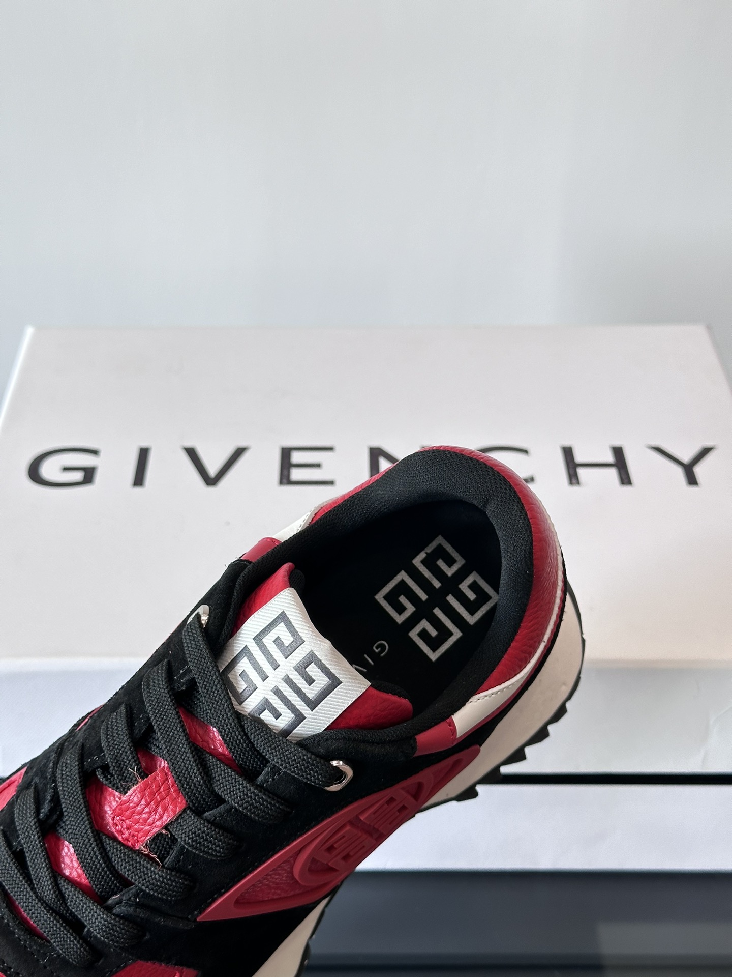 Givenchy 1 men's thick bottom heightening casual sneakers upper high quality calf leather splicing breathable fabric made! The upper is made of high-quality calf leather with breathable fabric. The effect on the feet is handsome and stylish, increasing height by 4CM to enhance the aura of the shoes, and the color-blocking design is adorned with the 4G logo and the three-dimensional GIVENCHY logo.