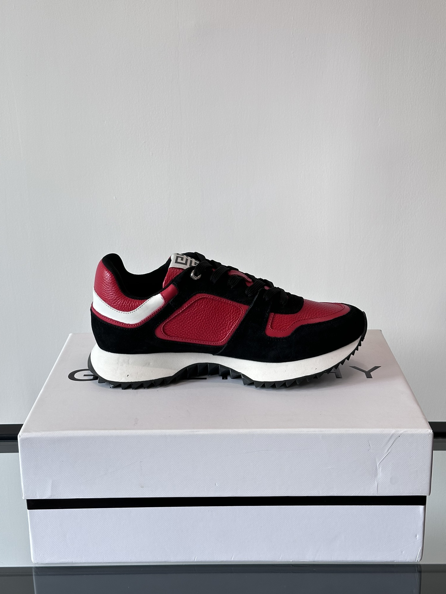 Givenchy 1 men's thick bottom heightening casual sneakers upper high quality calf leather splicing breathable fabric made! The upper is made of high-quality calf leather with breathable fabric. The effect on the feet is handsome and stylish, increasing height by 4CM to enhance the aura of the shoes, and the color-blocking design is adorned with the 4G logo and the three-dimensional GIVENCHY logo.