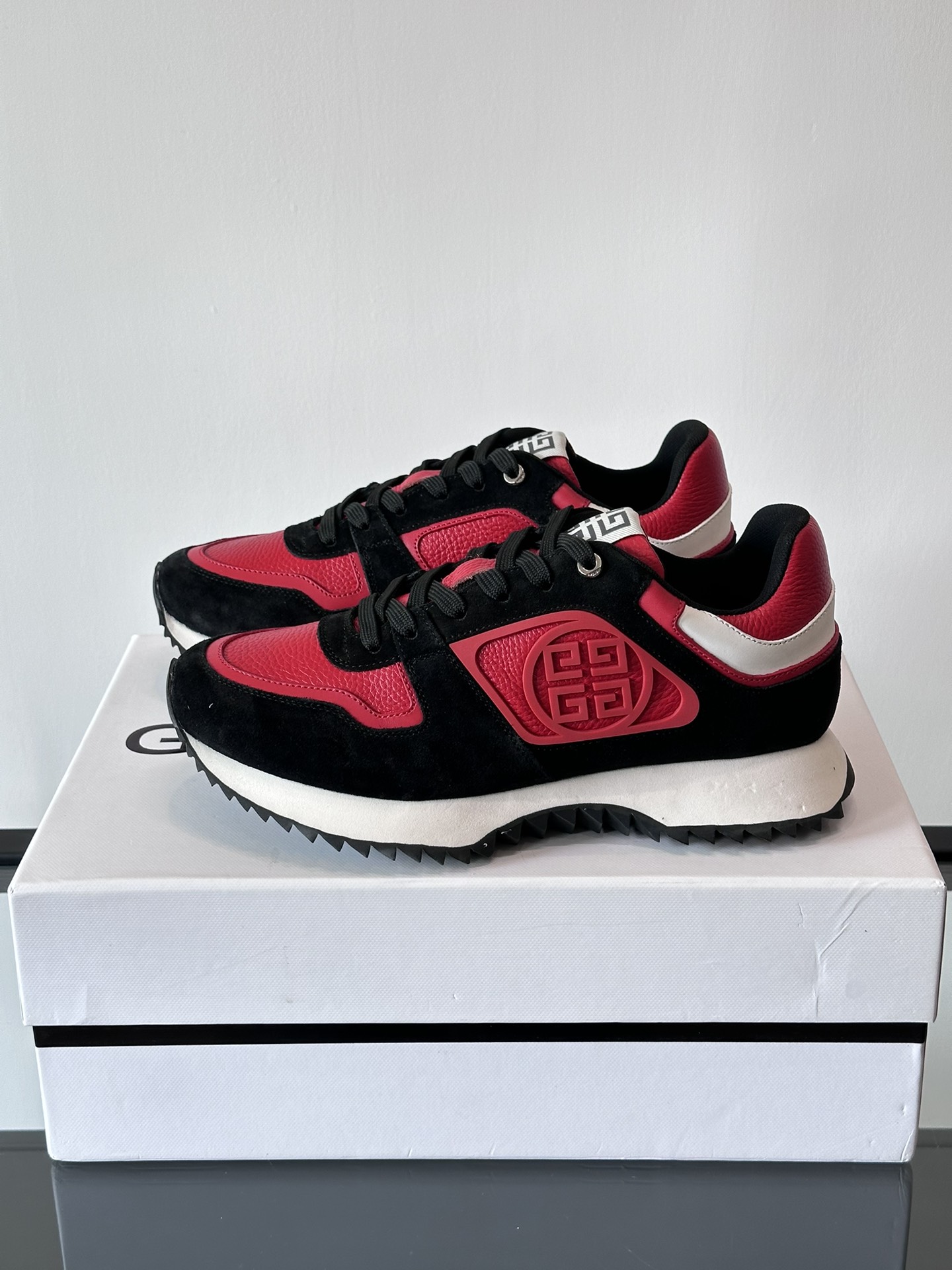 Givenchy 1 men's thick bottom heightening casual sneakers upper high quality calf leather splicing breathable fabric made! The upper is made of high-quality calf leather with breathable fabric. The effect on the feet is handsome and stylish, increasing height by 4CM to enhance the aura of the shoes, and the color-blocking design is adorned with the 4G logo and the three-dimensional GIVENCHY logo.