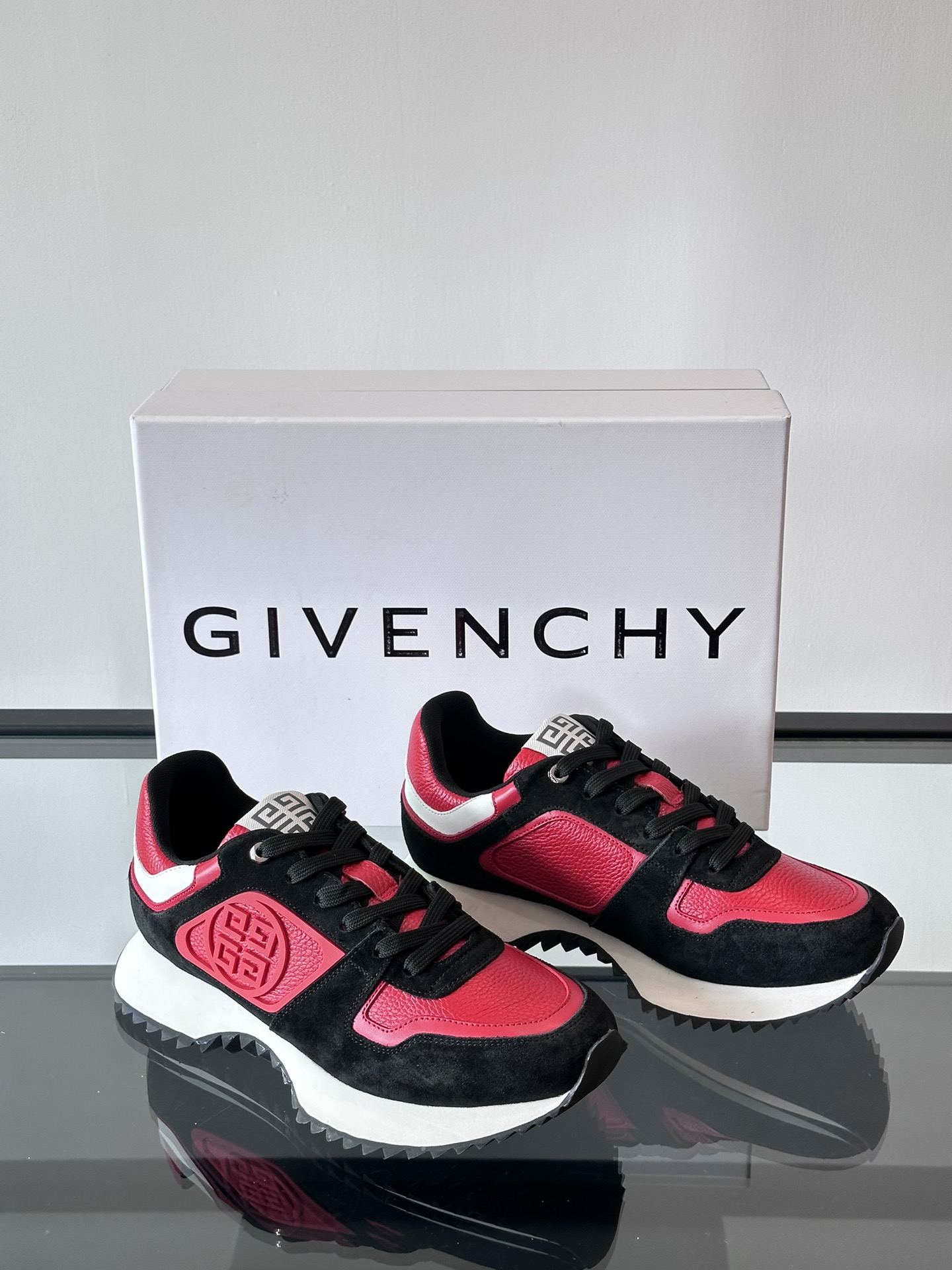 Givenchy 1 men's thick bottom heightening casual sneakers upper high quality calf leather splicing breathable fabric made! The upper is made of high-quality calf leather with breathable fabric. The effect on the feet is handsome and stylish, increasing height by 4CM to enhance the aura of the shoes, and the color-blocking design is adorned with the 4G logo and the three-dimensional GIVENCHY logo.