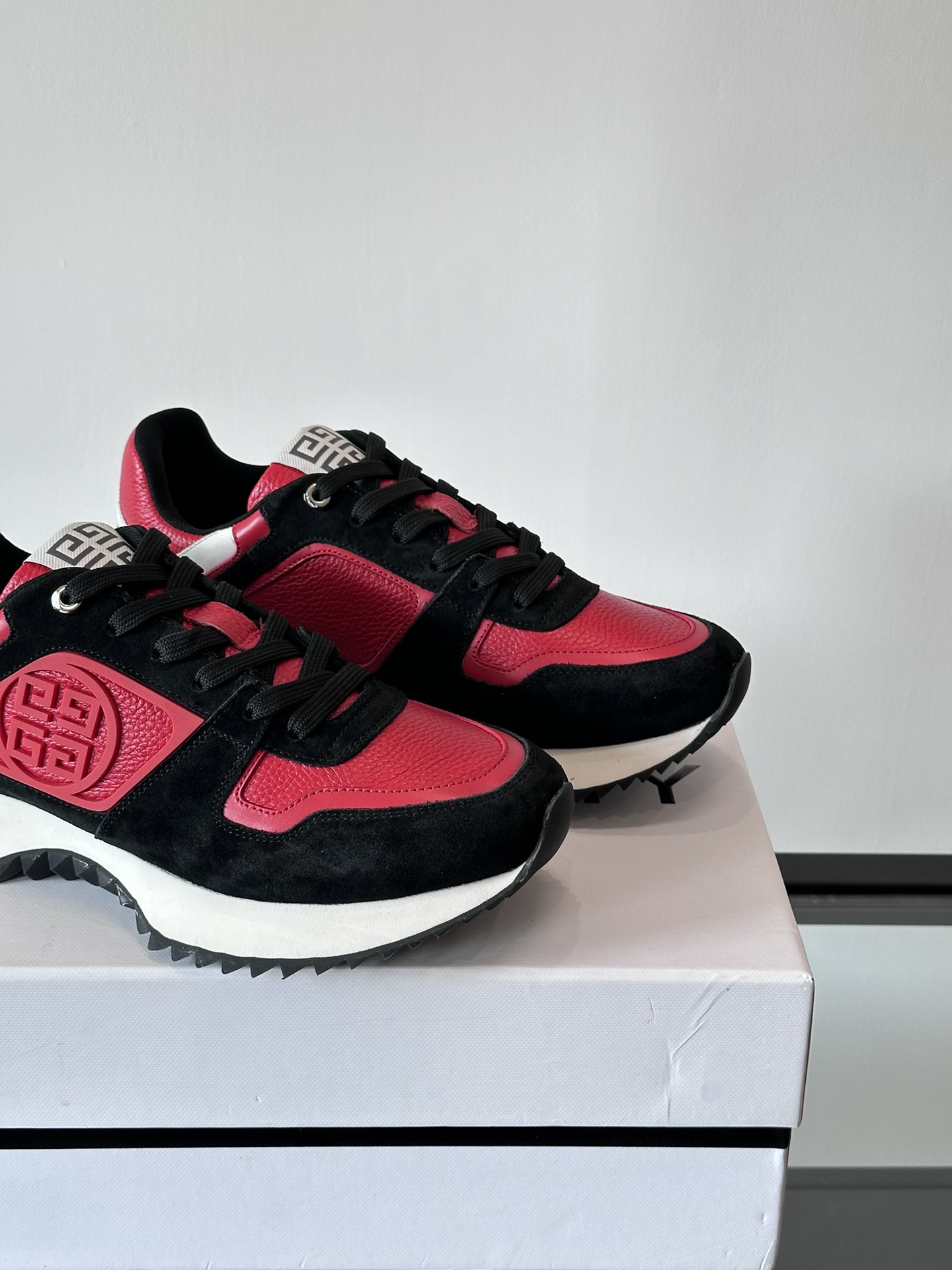 Givenchy 1 men's thick bottom heightening casual sneakers upper high quality calf leather splicing breathable fabric made! The upper is made of high-quality calf leather with breathable fabric. The effect on the feet is handsome and stylish, increasing height by 4CM to enhance the aura of the shoes, and the color-blocking design is adorned with the 4G logo and the three-dimensional GIVENCHY logo.