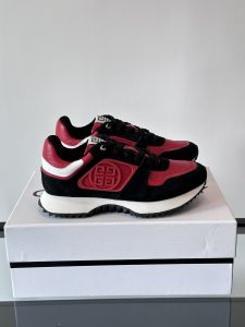 Givenchy 1 men's thick bottom heightening casual sneakers upper high quality calf leather splicing breathable fabric made! The upper is made of high-quality calf leather with breathable fabric. The effect on the feet is handsome and stylish, increasing height by 4CM to enhance the aura of the shoes, and the color-blocking design is adorned with the 4G logo and the three-dimensional GIVENCHY logo.