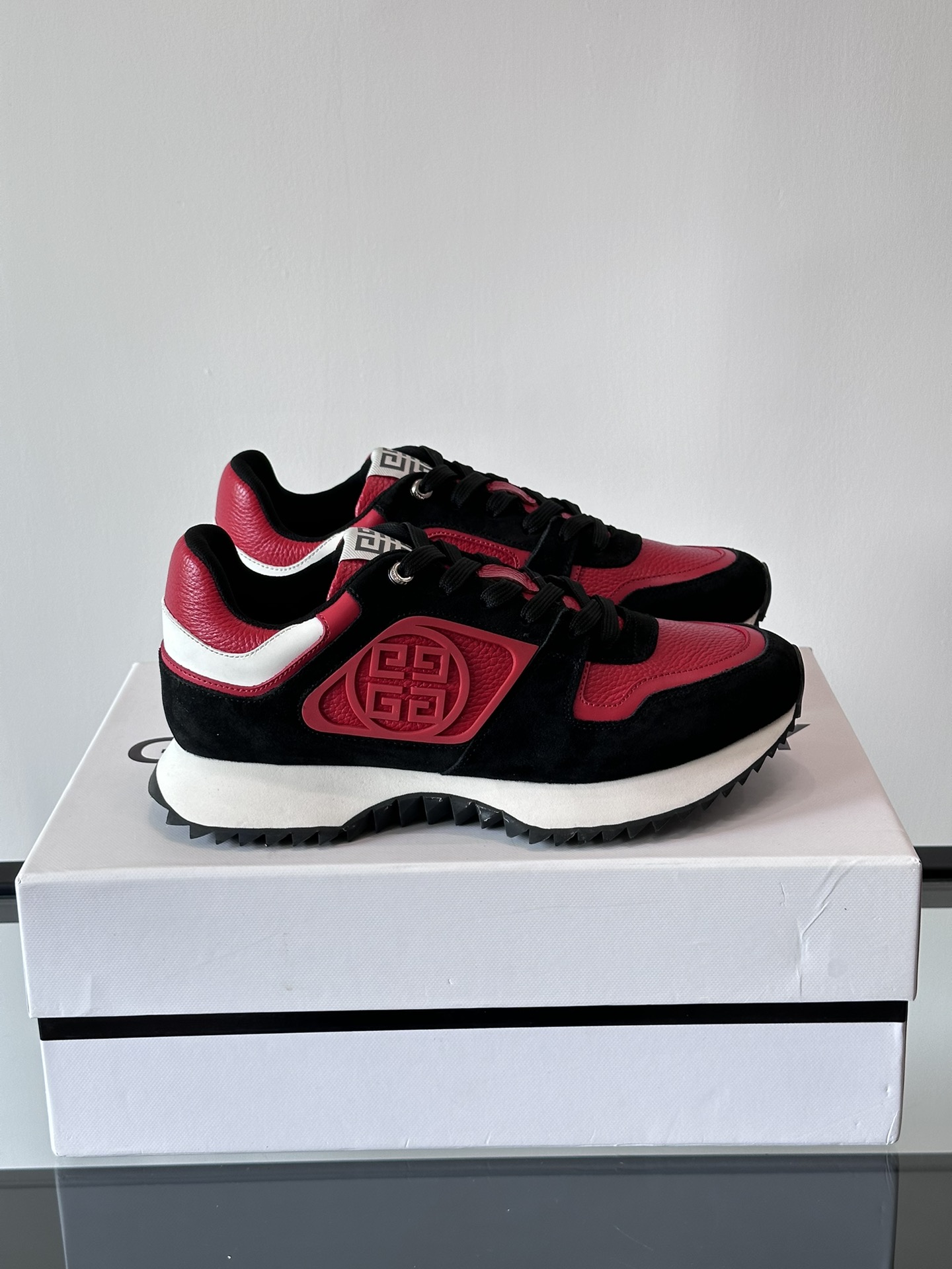 Givenchy 1 men's thick bottom heightening casual sneakers upper high quality calf leather splicing breathable fabric made! The upper is made of high-quality calf leather with breathable fabric. The effect on the feet is handsome and stylish, increasing height by 4CM to enhance the aura of the shoes, and the color-blocking design is adorned with the 4G logo and the three-dimensional GIVENCHY logo.