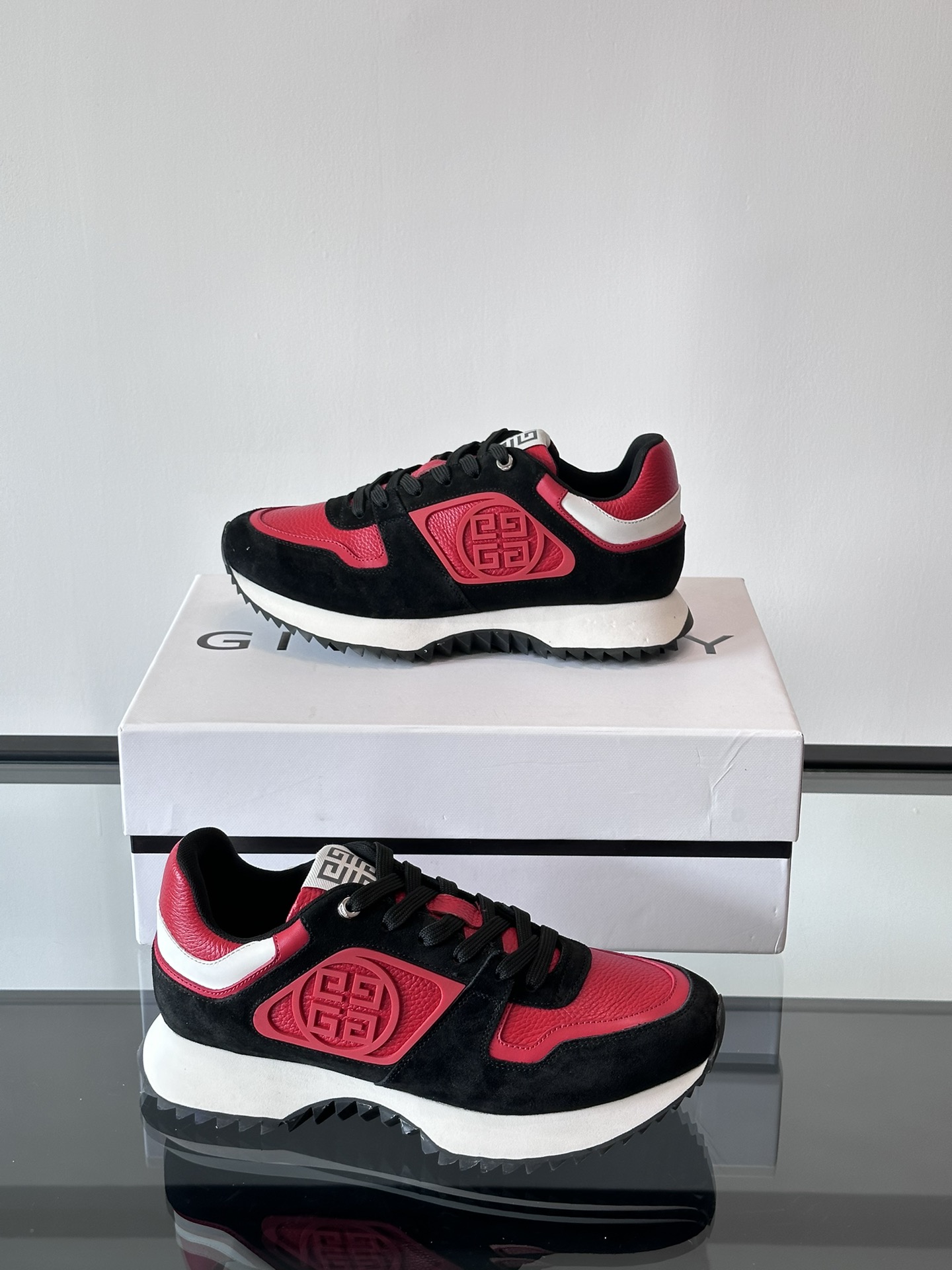 Givenchy 1 men's thick bottom heightening casual sneakers upper high quality calf leather splicing breathable fabric made! The upper is made of high-quality calf leather with breathable fabric. The effect on the feet is handsome and stylish, increasing height by 4CM to enhance the aura of the shoes, and the color-blocking design is adorned with the 4G logo and the three-dimensional GIVENCHY logo.