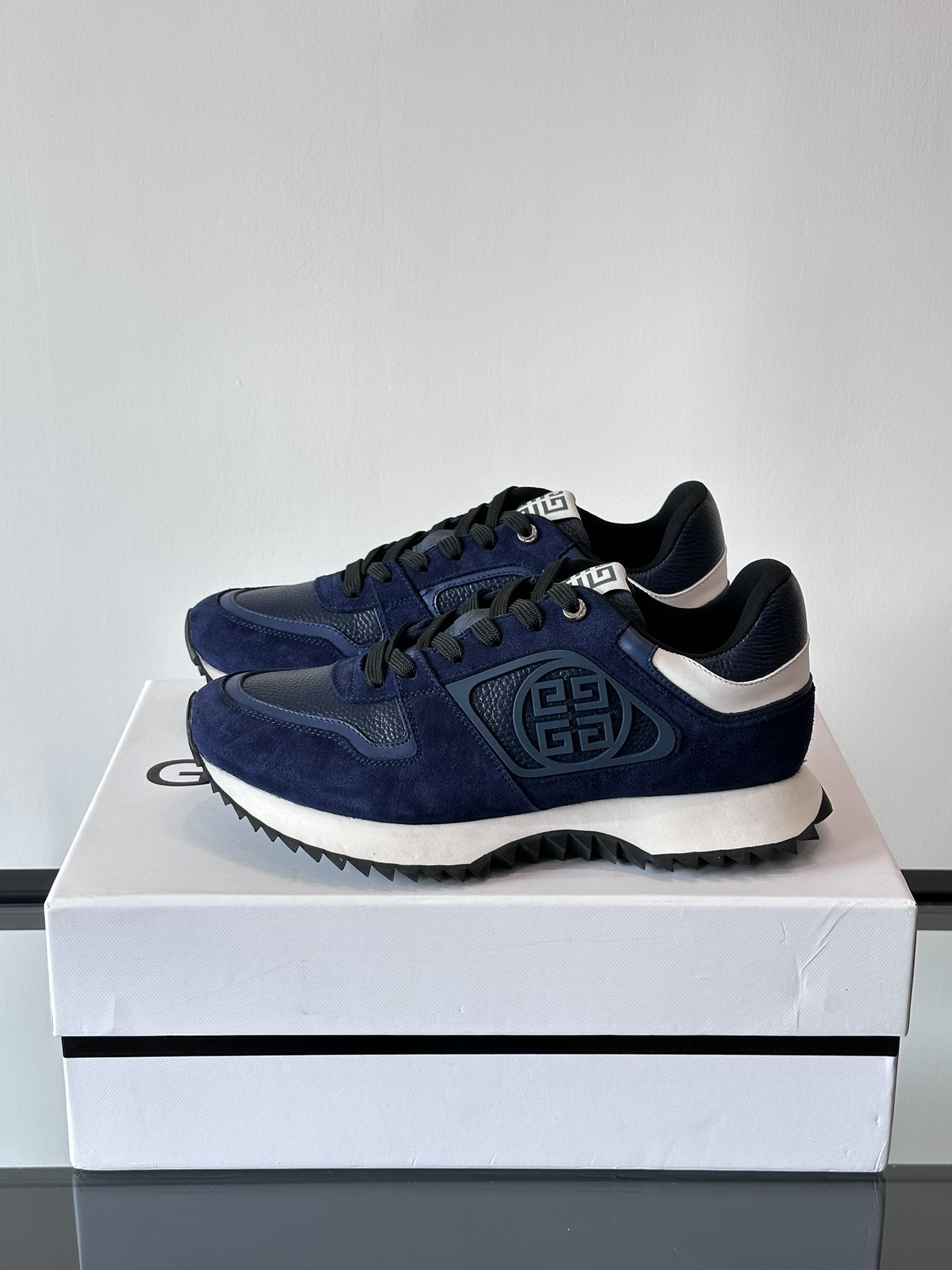 Givenchy 1 men's thick bottom heightening casual sneakers upper high quality calf leather splicing breathable fabric made! The upper is made of high-quality calf leather with breathable fabric. The effect on the feet is handsome and stylish, increasing height by 4CM to enhance the aura of the shoes, and the color-blocking design is adorned with the 4G logo and the three-dimensional GIVENCHY logo.