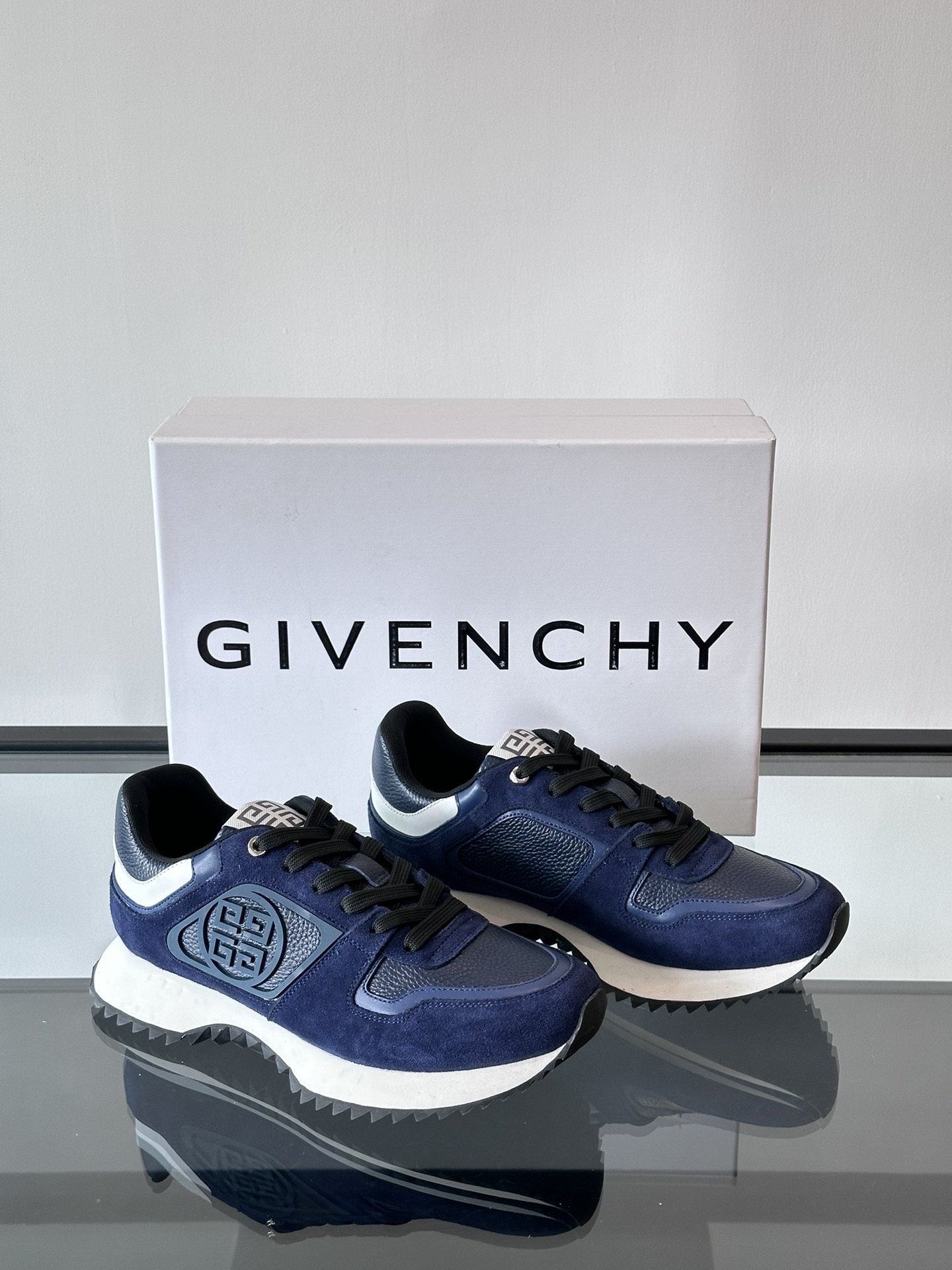 Givenchy 1 men's thick bottom heightening casual sneakers upper high quality calf leather splicing breathable fabric made! The upper is made of high-quality calf leather with breathable fabric. The effect on the feet is handsome and stylish, increasing height by 4CM to enhance the aura of the shoes, and the color-blocking design is adorned with the 4G logo and the three-dimensional GIVENCHY logo.
