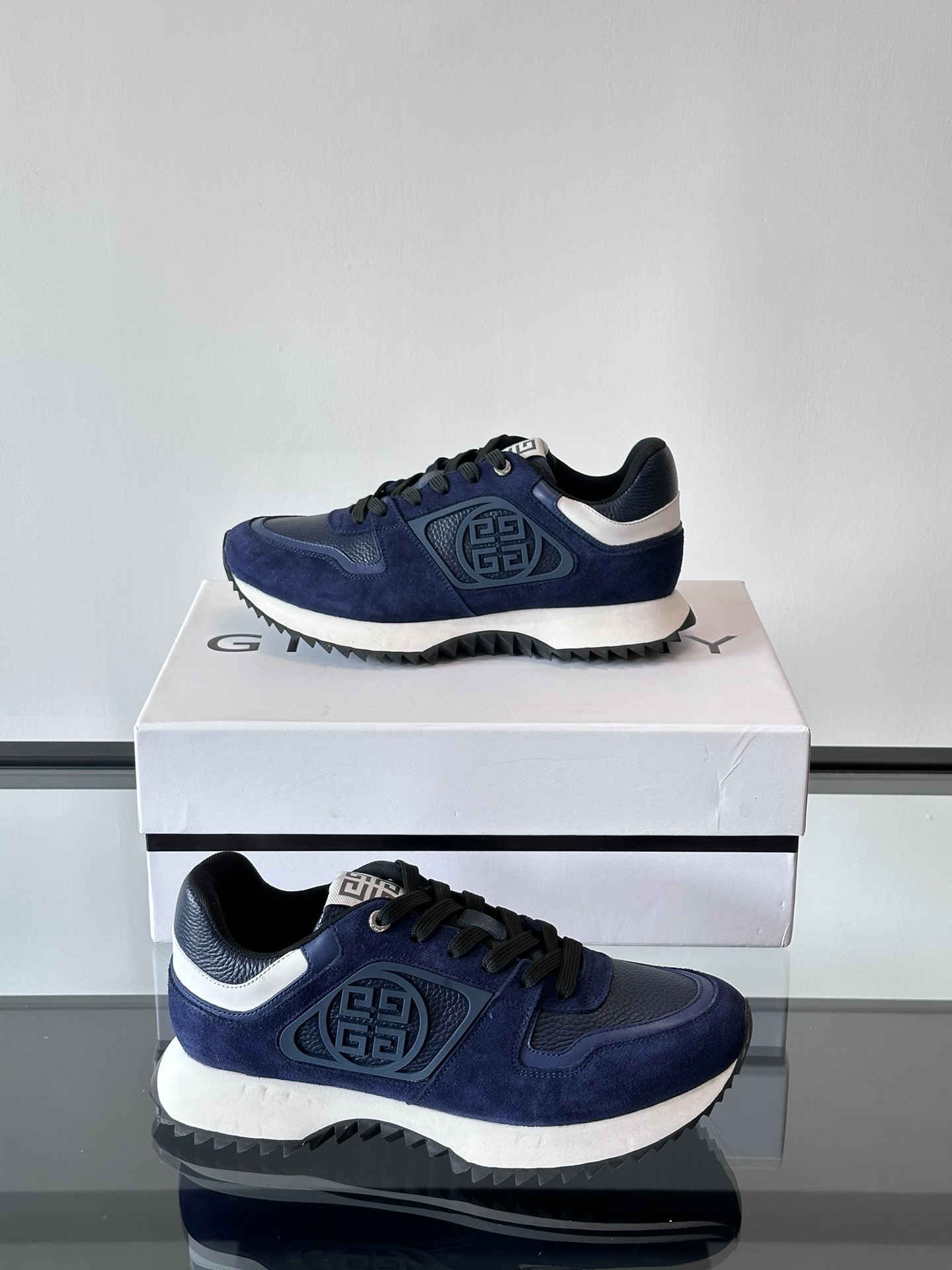 Givenchy 1 men's thick bottom heightening casual sneakers upper high quality calf leather splicing breathable fabric made! The upper is made of high-quality calf leather with breathable fabric. The effect on the feet is handsome and stylish, increasing height by 4CM to enhance the aura of the shoes, and the color-blocking design is adorned with the 4G logo and the three-dimensional GIVENCHY logo.