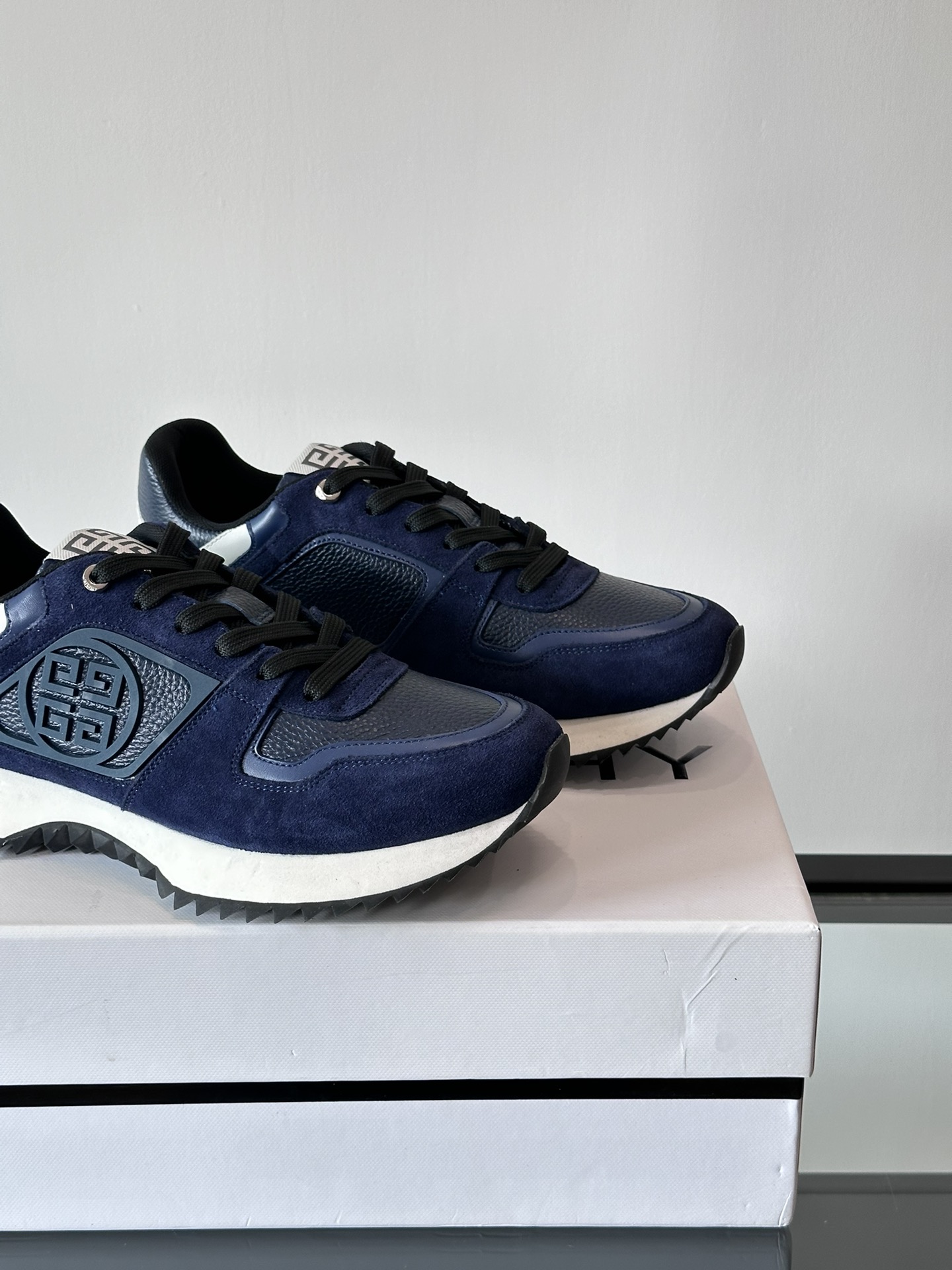 Givenchy 1 men's thick bottom heightening casual sneakers upper high quality calf leather splicing breathable fabric made! The upper is made of high-quality calf leather with breathable fabric. The effect on the feet is handsome and stylish, increasing height by 4CM to enhance the aura of the shoes, and the color-blocking design is adorned with the 4G logo and the three-dimensional GIVENCHY logo.