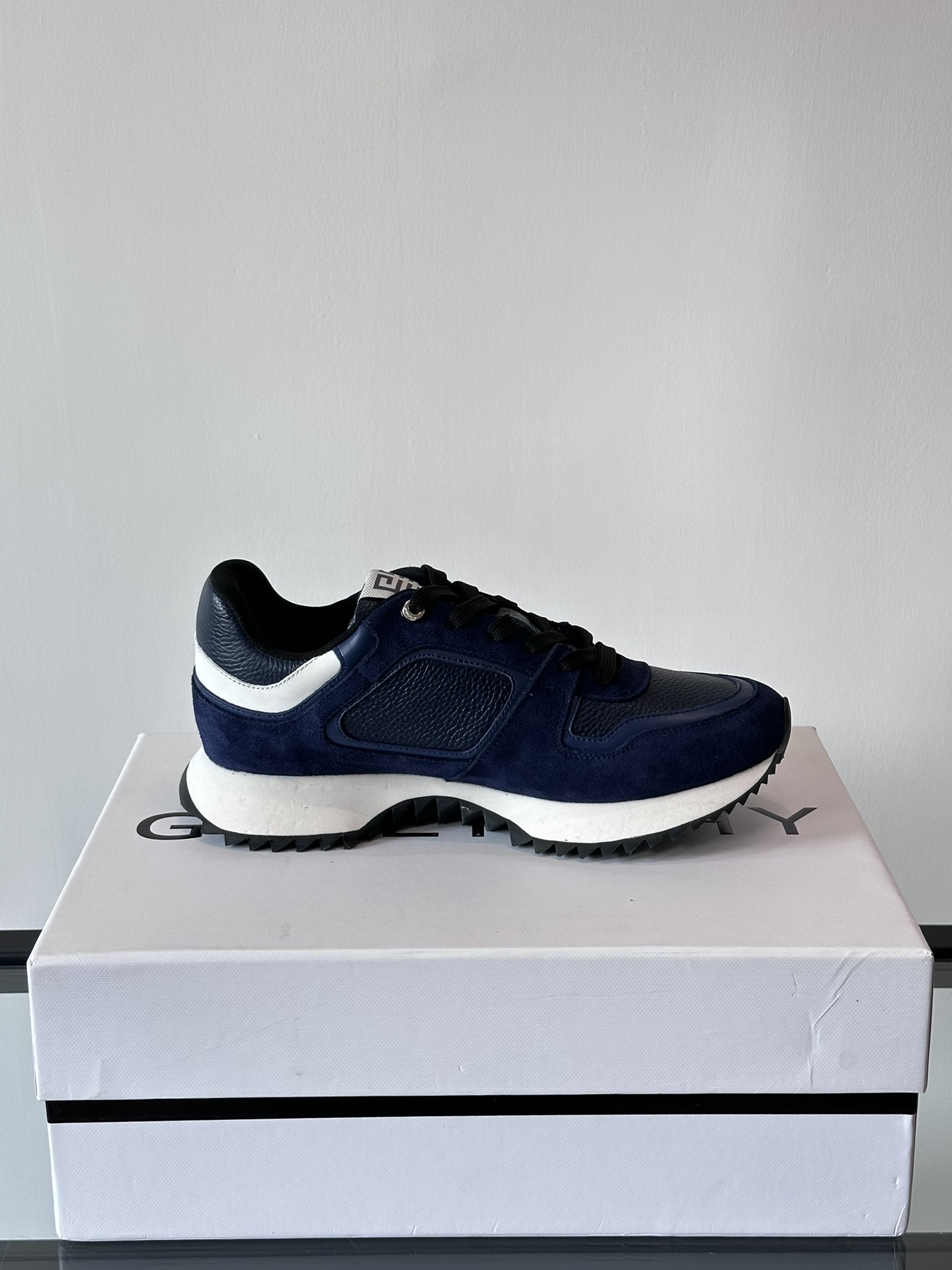 Givenchy 1 men's thick bottom heightening casual sneakers upper high quality calf leather splicing breathable fabric made! The upper is made of high-quality calf leather with breathable fabric. The effect on the feet is handsome and stylish, increasing height by 4CM to enhance the aura of the shoes, and the color-blocking design is adorned with the 4G logo and the three-dimensional GIVENCHY logo.