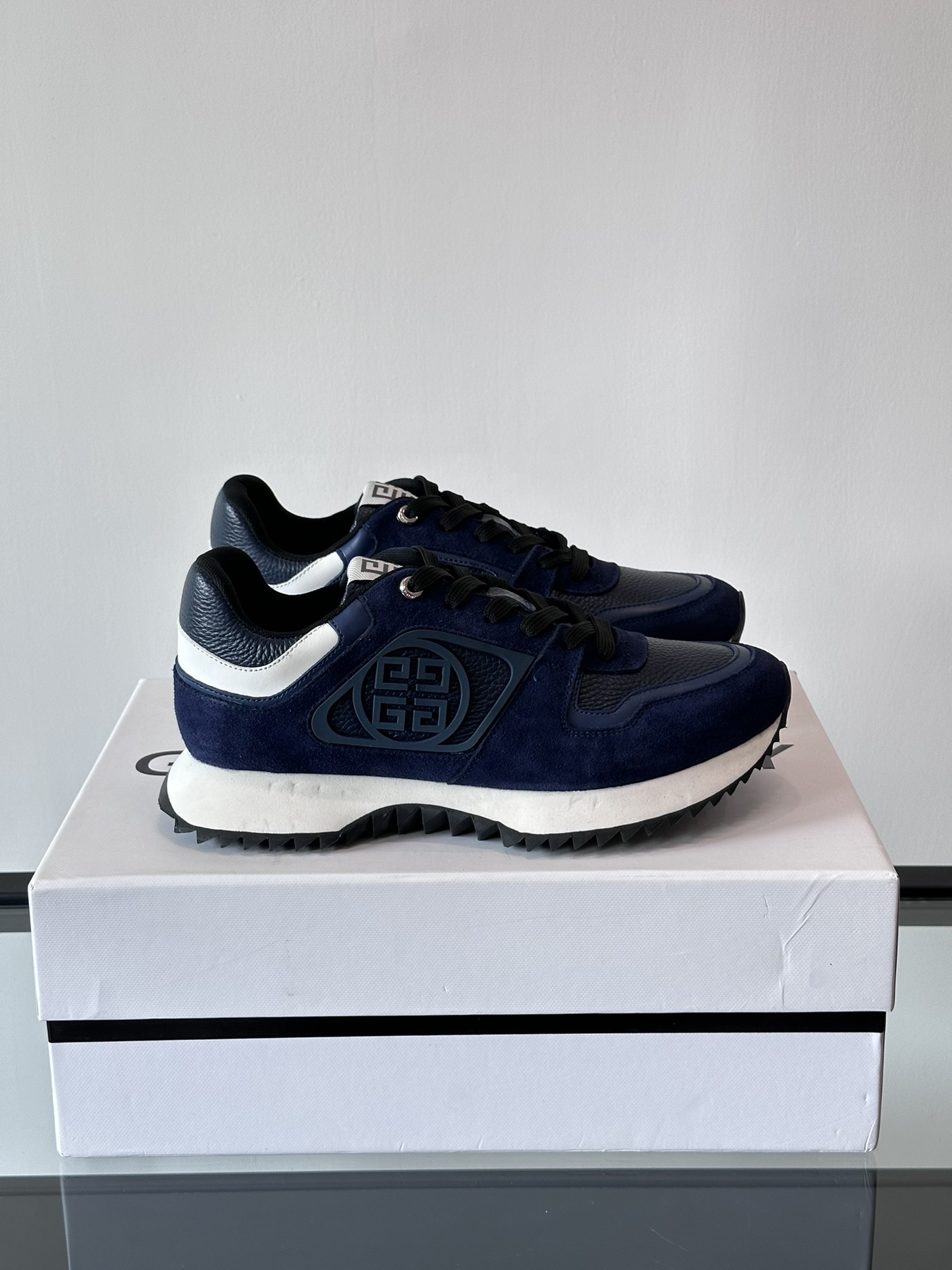 Givenchy 1 men's thick bottom heightening casual sneakers upper high quality calf leather splicing breathable fabric made! The upper is made of high-quality calf leather with breathable fabric. The effect on the feet is handsome and stylish, increasing height by 4CM to enhance the aura of the shoes, and the color-blocking design is adorned with the 4G logo and the three-dimensional GIVENCHY logo.