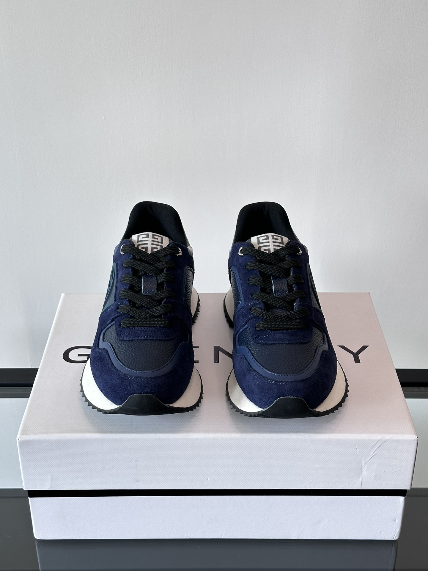 Givenchy 1 men's thick bottom heightening casual sneakers upper high quality calf leather splicing breathable fabric made! The upper is made of high-quality calf leather with breathable fabric. The effect on the feet is handsome and stylish, increasing height by 4CM to enhance the aura of the shoes, and the color-blocking design is adorned with the 4G logo and the three-dimensional GIVENCHY logo.