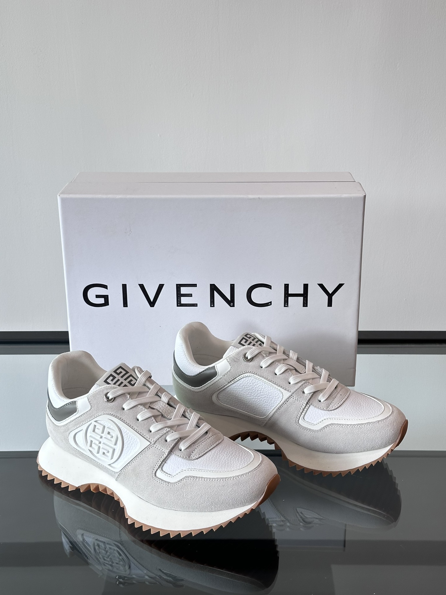 Givenchy 1 men's thick bottom heightening casual sneakers upper high quality calf leather splicing breathable fabric made! The upper is made of high-quality calf leather with breathable fabric. The effect on the feet is handsome and stylish, increasing height by 4CM to enhance the aura of the shoes, and the color-blocking design is adorned with the 4G logo and the three-dimensional GIVENCHY logo.