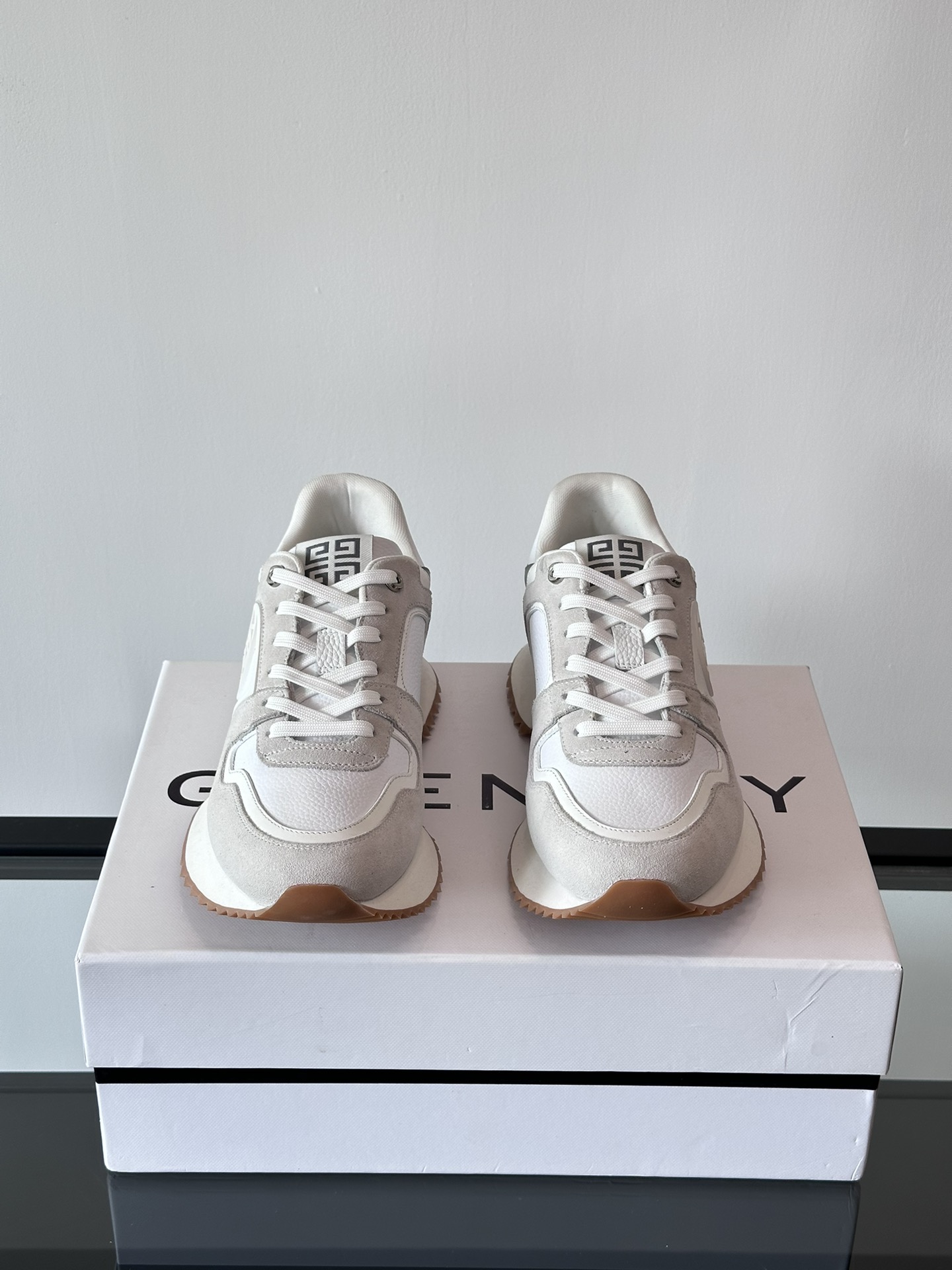 Givenchy 1 men's thick bottom heightening casual sneakers upper high quality calf leather splicing breathable fabric made! The upper is made of high-quality calf leather with breathable fabric. The effect on the feet is handsome and stylish, increasing height by 4CM to enhance the aura of the shoes, and the color-blocking design is adorned with the 4G logo and the three-dimensional GIVENCHY logo.