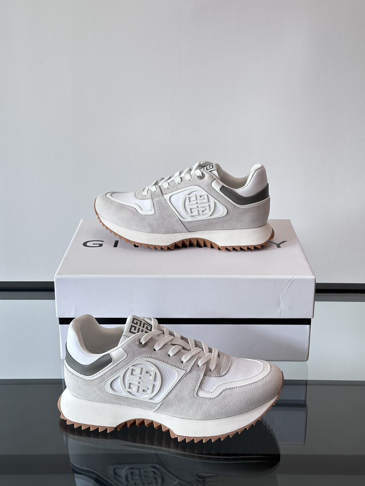 Givenchy 1 men's thick bottom heightening casual sneakers upper high quality calf leather splicing breathable fabric made! The upper is made of high-quality calf leather with breathable fabric. The effect on the feet is handsome and stylish, increasing height by 4CM to enhance the aura of the shoes, and the color-blocking design is adorned with the 4G logo and the three-dimensional GIVENCHY logo.