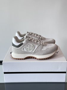 Givenchy 1男士厚底增高休闲运动鞋鞋面高品质小牛皮拼接透气布面制成！上脚效果帅气有型增高4CM提升气场鞋身撞色拼接设计饰有4G LOGO标志和立体GIVENCHY标志轻质TPU发泡大底脚感轻便舒适！
P840元 Size：38-45（38.45定做不退换）-高仿包包