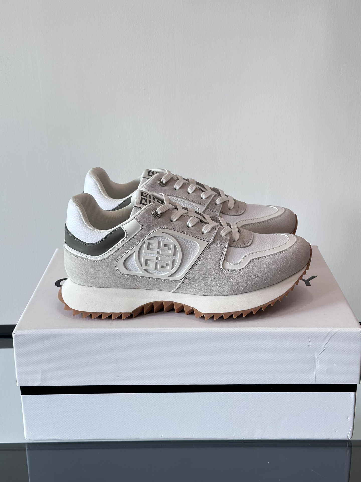 Givenchy 1 men's thick bottom heightening casual sneakers upper high quality calf leather splicing breathable fabric made! The upper is made of high-quality calf leather with breathable fabric. The effect on the feet is handsome and stylish, increasing height by 4CM to enhance the aura of the shoes, and the color-blocking design is adorned with the 4G logo and the three-dimensional GIVENCHY logo.