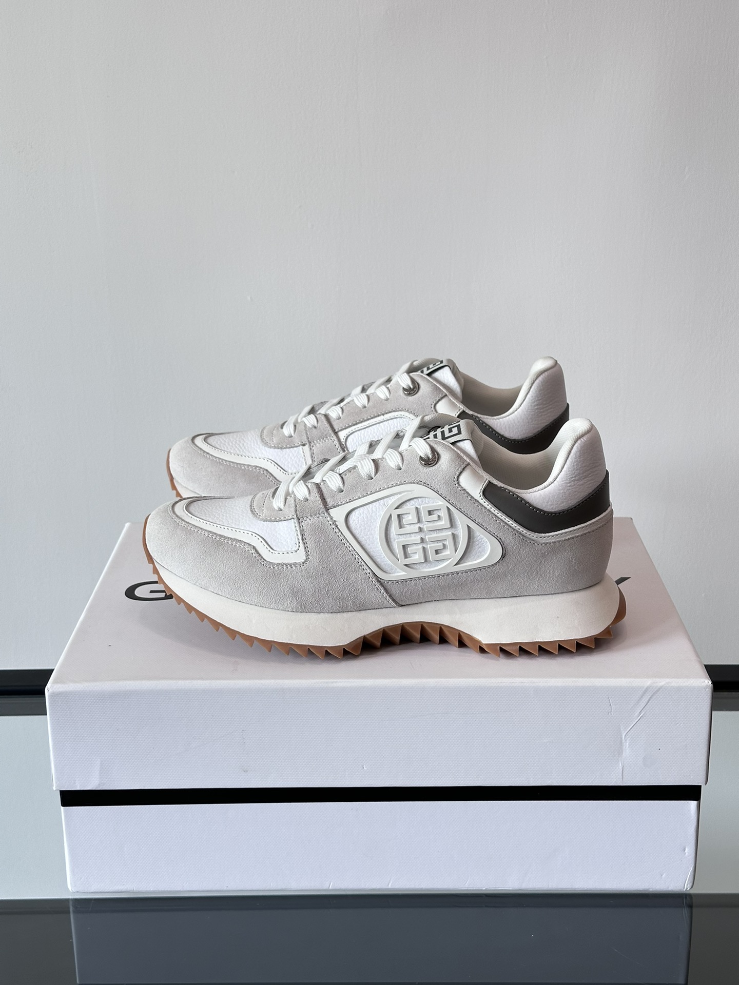 Givenchy 1 men's thick bottom heightening casual sneakers upper high quality calf leather splicing breathable fabric made! The upper is made of high-quality calf leather with breathable fabric. The effect on the feet is handsome and stylish, increasing height by 4CM to enhance the aura of the shoes, and the color-blocking design is adorned with the 4G logo and the three-dimensional GIVENCHY logo.