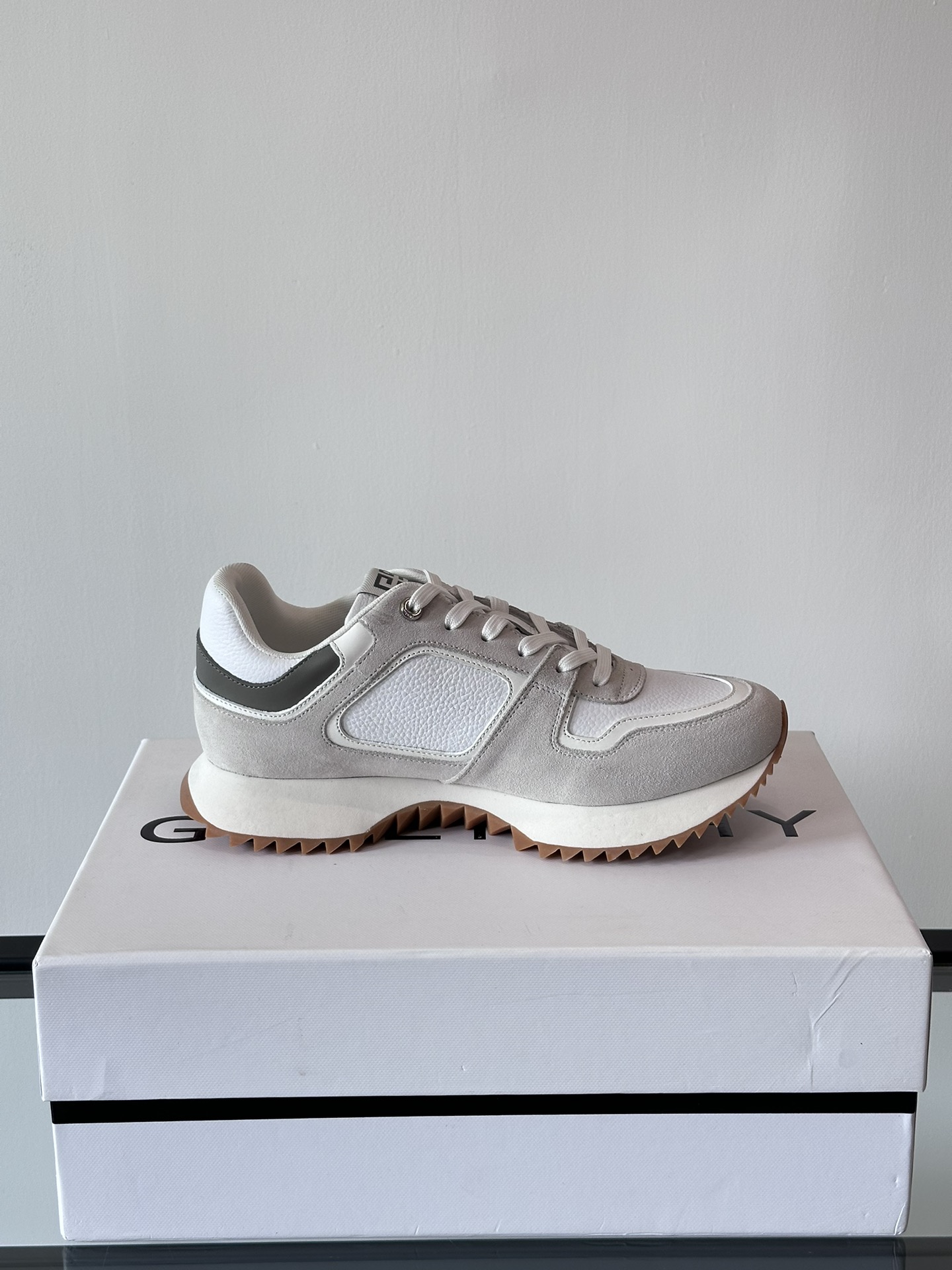 Givenchy 1 men's thick bottom heightening casual sneakers upper high quality calf leather splicing breathable fabric made! The upper is made of high-quality calf leather with breathable fabric. The effect on the feet is handsome and stylish, increasing height by 4CM to enhance the aura of the shoes, and the color-blocking design is adorned with the 4G logo and the three-dimensional GIVENCHY logo.