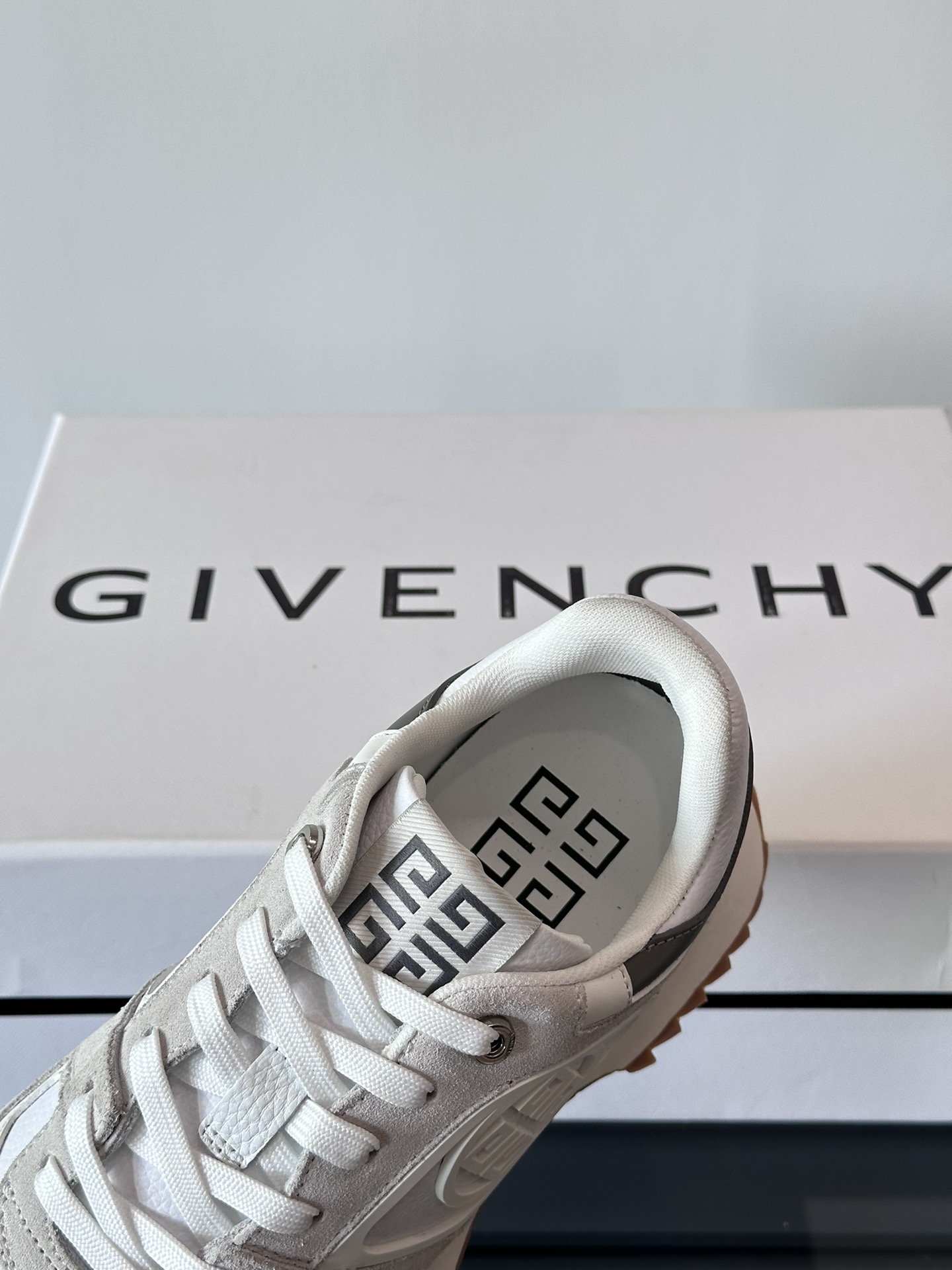Givenchy 1 men's thick bottom heightening casual sneakers upper high quality calf leather splicing breathable fabric made! The upper is made of high-quality calf leather with breathable fabric. The effect on the feet is handsome and stylish, increasing height by 4CM to enhance the aura of the shoes, and the color-blocking design is adorned with the 4G logo and the three-dimensional GIVENCHY logo.